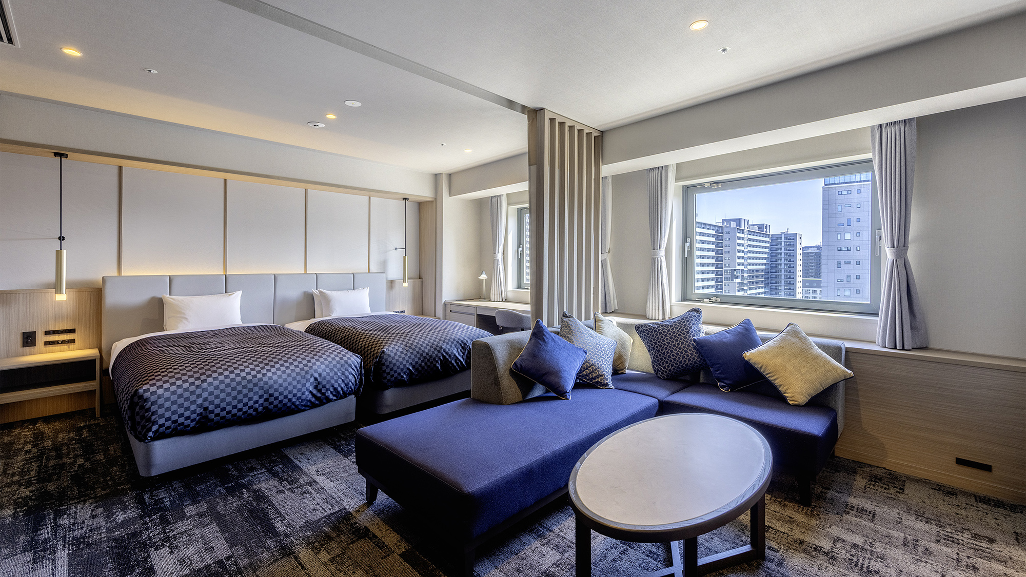 【スイート】44平米/セミダブルベッド（122cm幅）2台を配した上質な空間