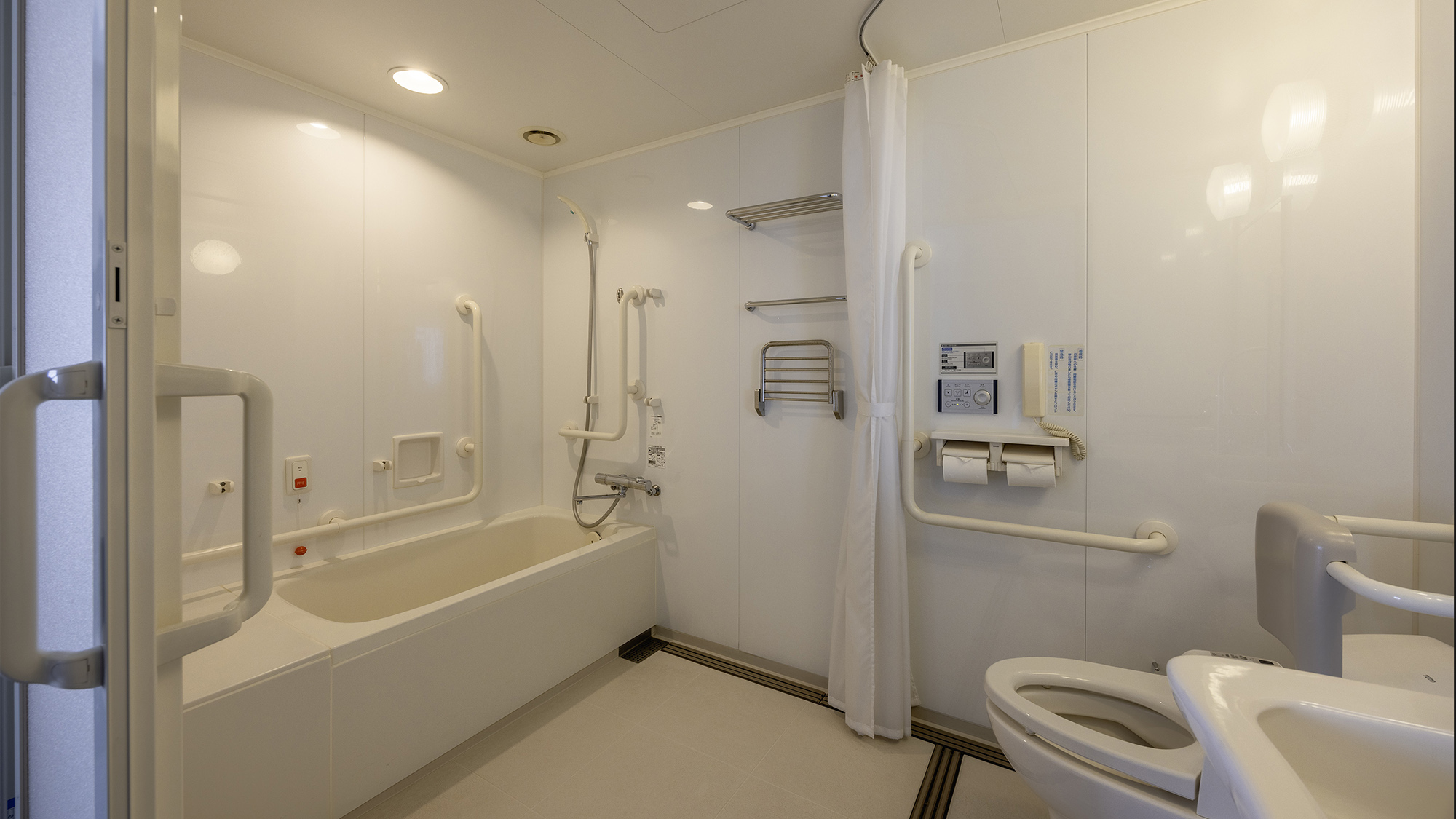 【バリアフリー】手すりを各所に設置し、安心してご利用いただけます。