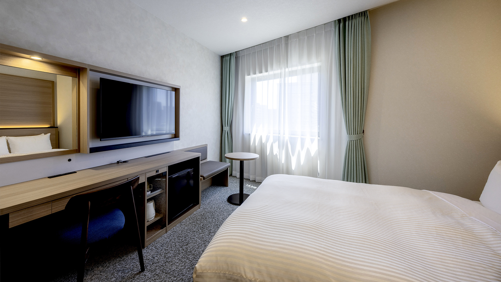 【ダブル】落ち着いた色調とシンプルなインテリアが、心にやすらぎをもたらします。