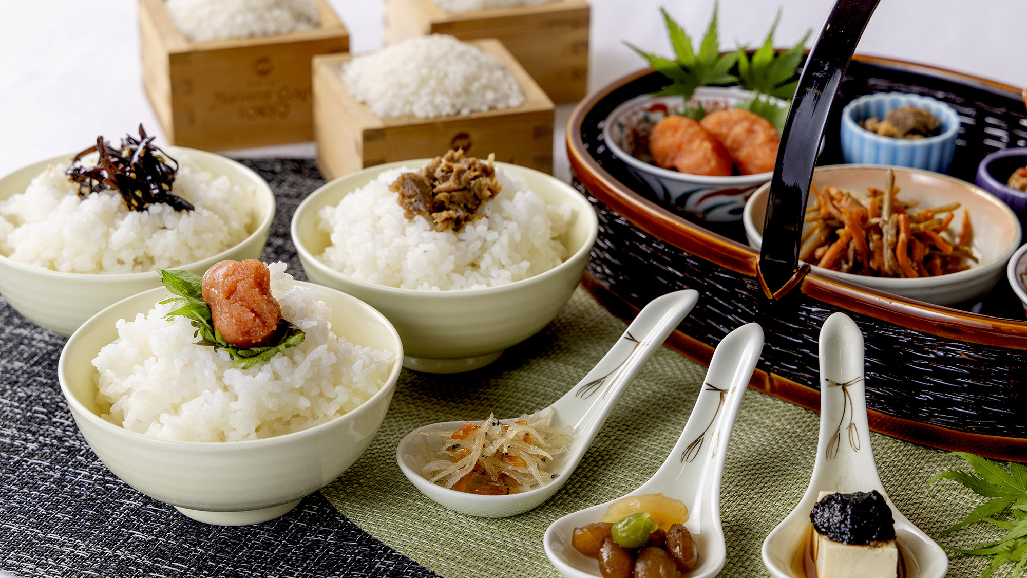 【ご朝食】炊き立てのごはんにピッタリな小鉢など、目移りしそうなほど多彩なメニューがずらり。