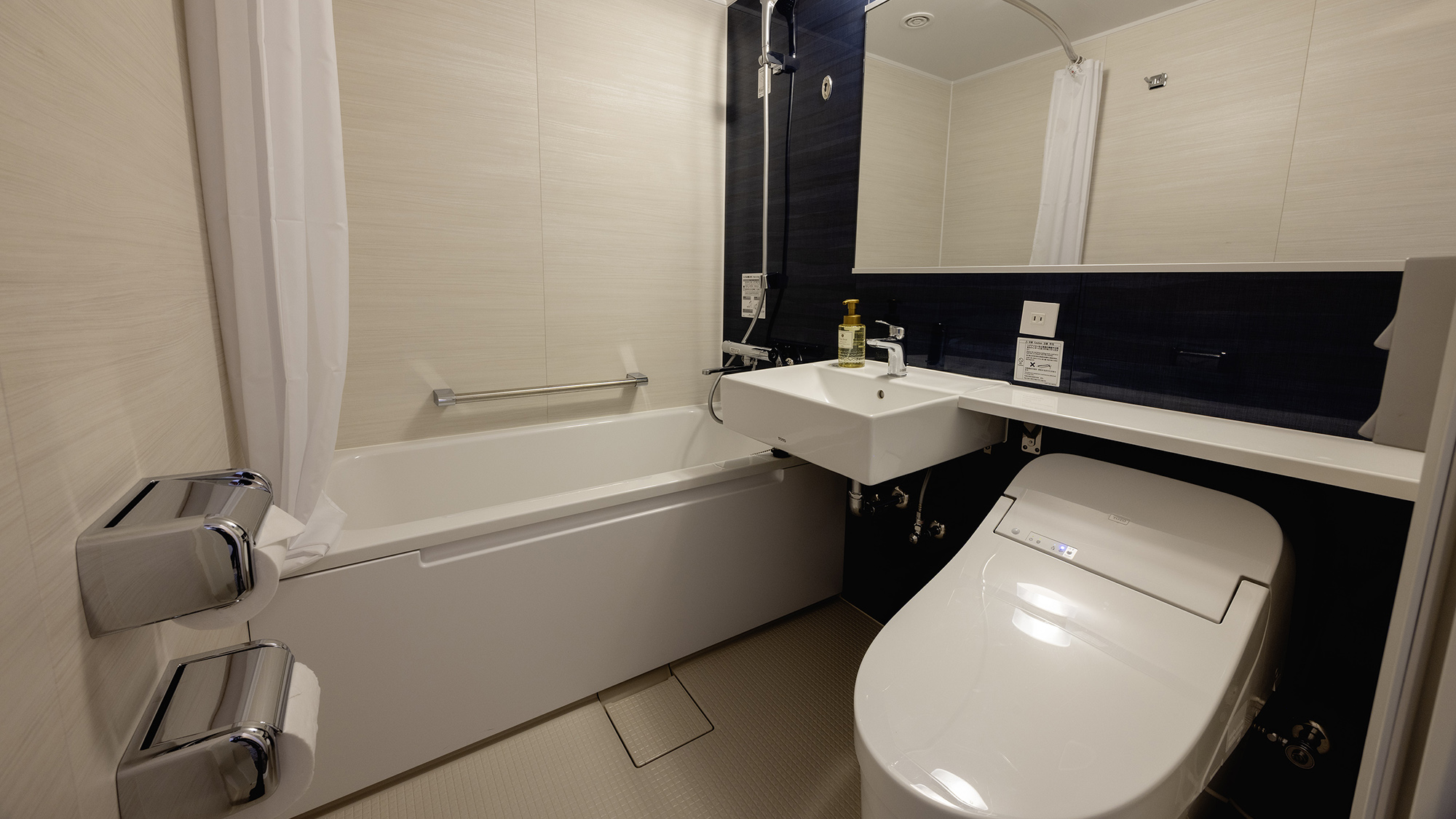 【ユニットバス】足を伸ばせるサイズのバスタブに、身支度しやすい大きなミラーを設置。快適さにプラスを。