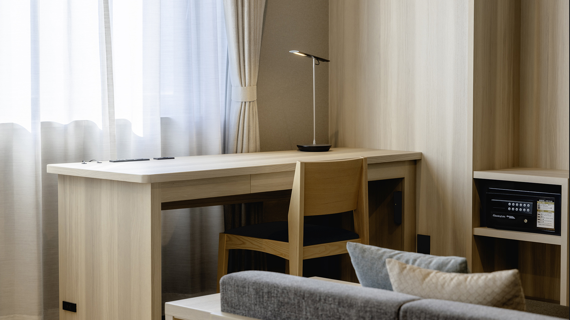 【和洋室】ワーケーションにもおすすめ！ちょっとした作業にも便利なデスクをご用意。