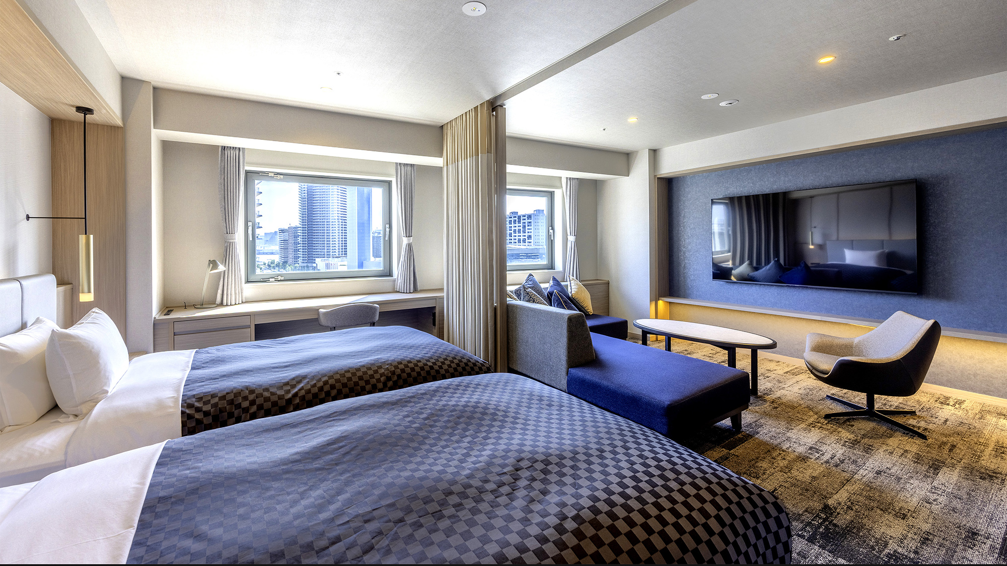 【スイート】お部屋時間を楽しく。迫力満点、75型のワイドテレビを設置しております。