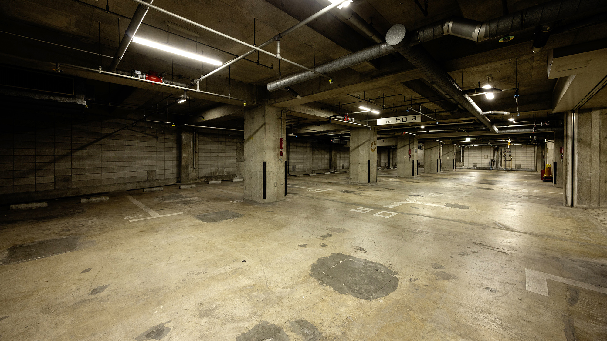 【宿泊者専用：地下駐車場】56台駐車可能。先着順のご案内になります。（1泊2,000円）