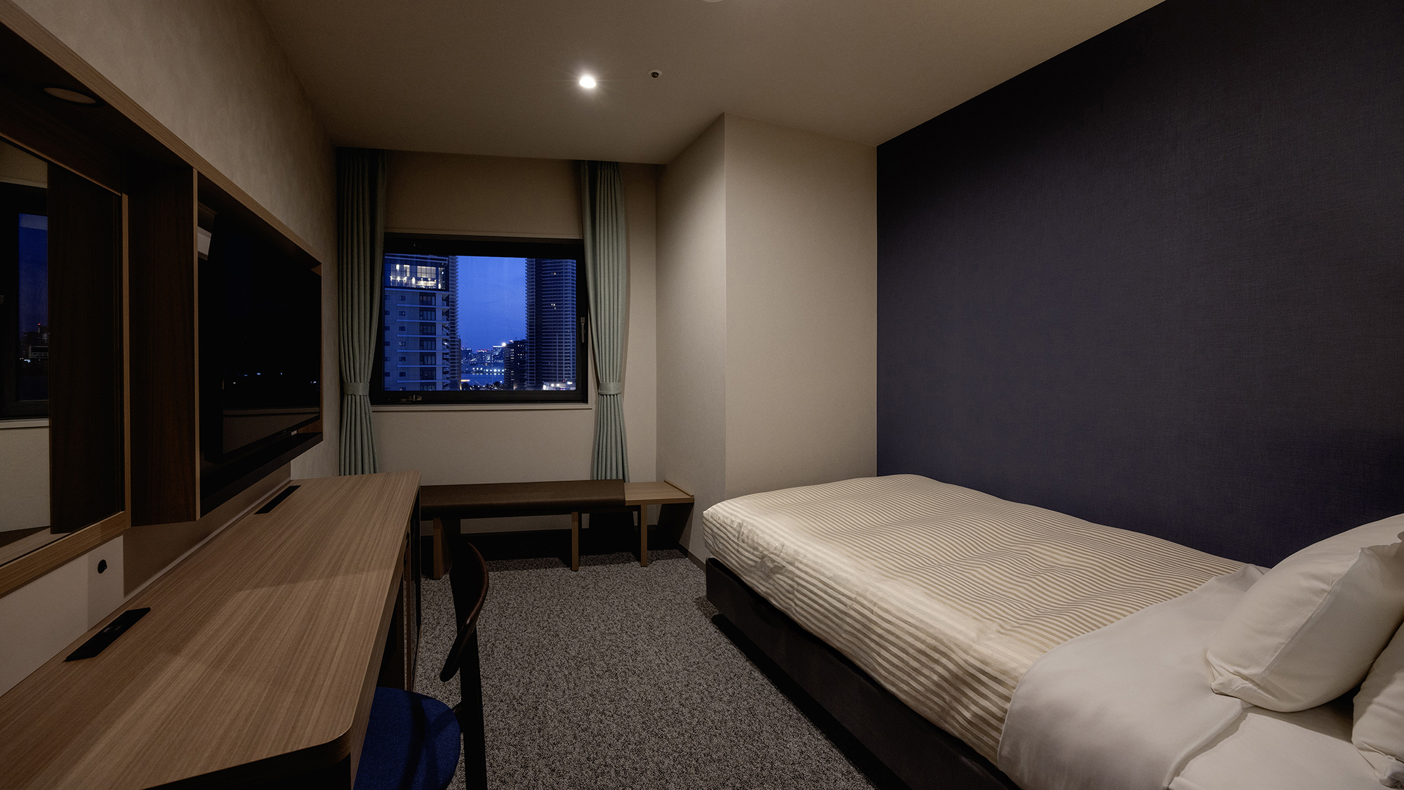 【DXシングル】17平米/セミダブルベッド（122cm幅）+自分時間を愉しむロングベンチ付