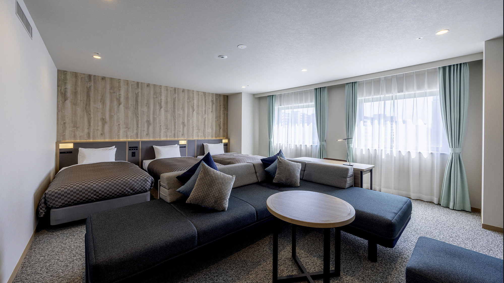 【ジュニアスイート】明るく開放的な空間と上質なインテリアが魅力のお部屋。 