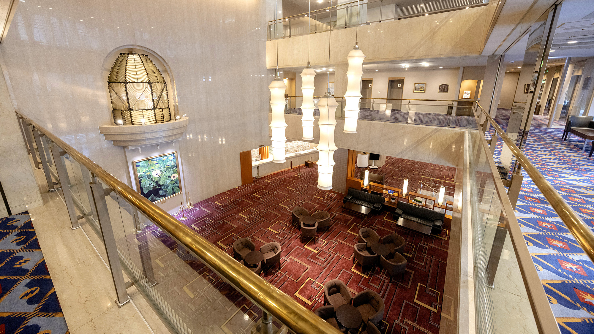 灯台をイメージした照明がロビーを明るく照らします