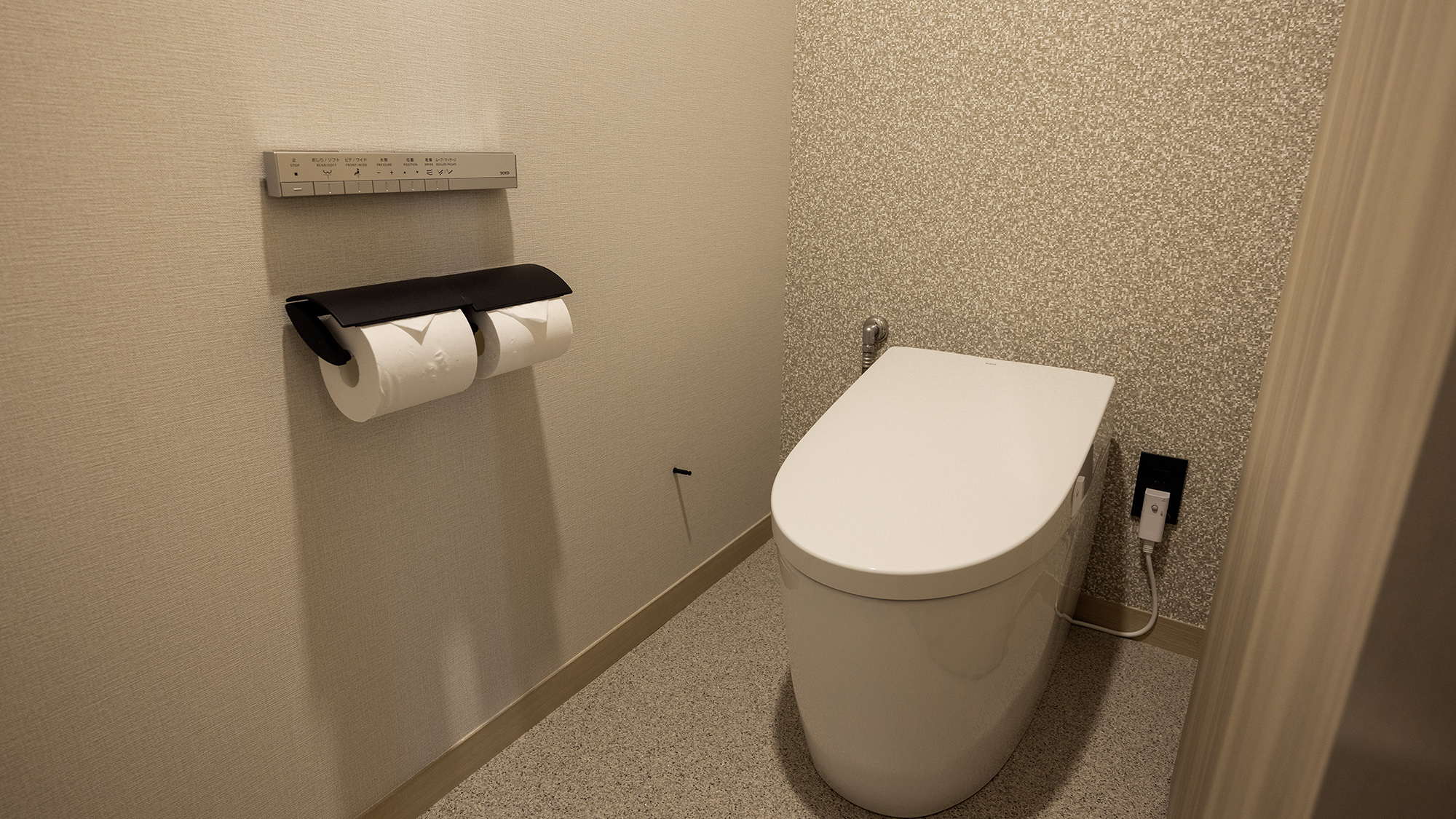 【和洋室｜独立トイレ】セパレートタイプで気兼ねなくご利用いただけます。