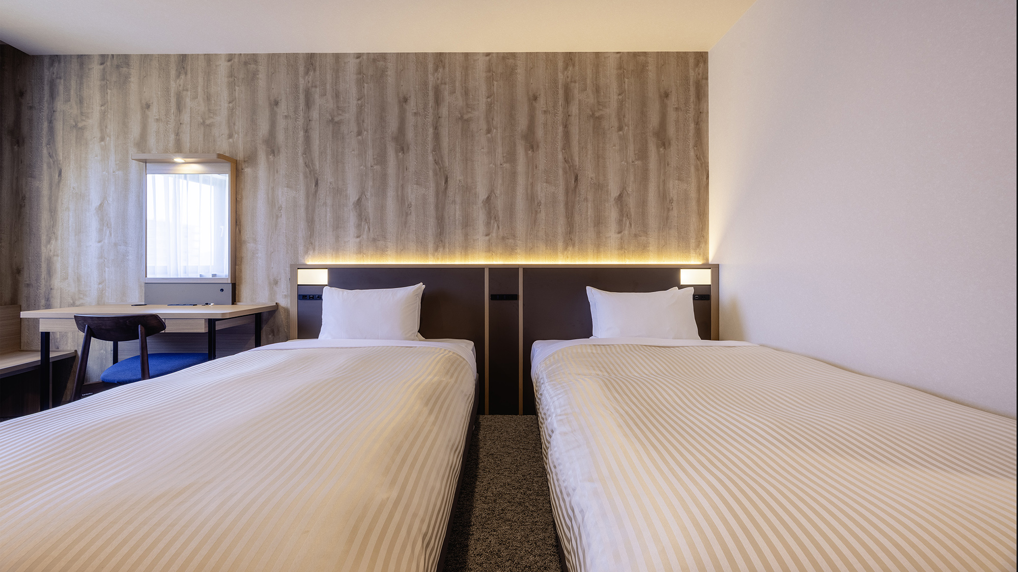 【ツイン】20平米/シングルベッド（110cm幅）2台を配した空間。