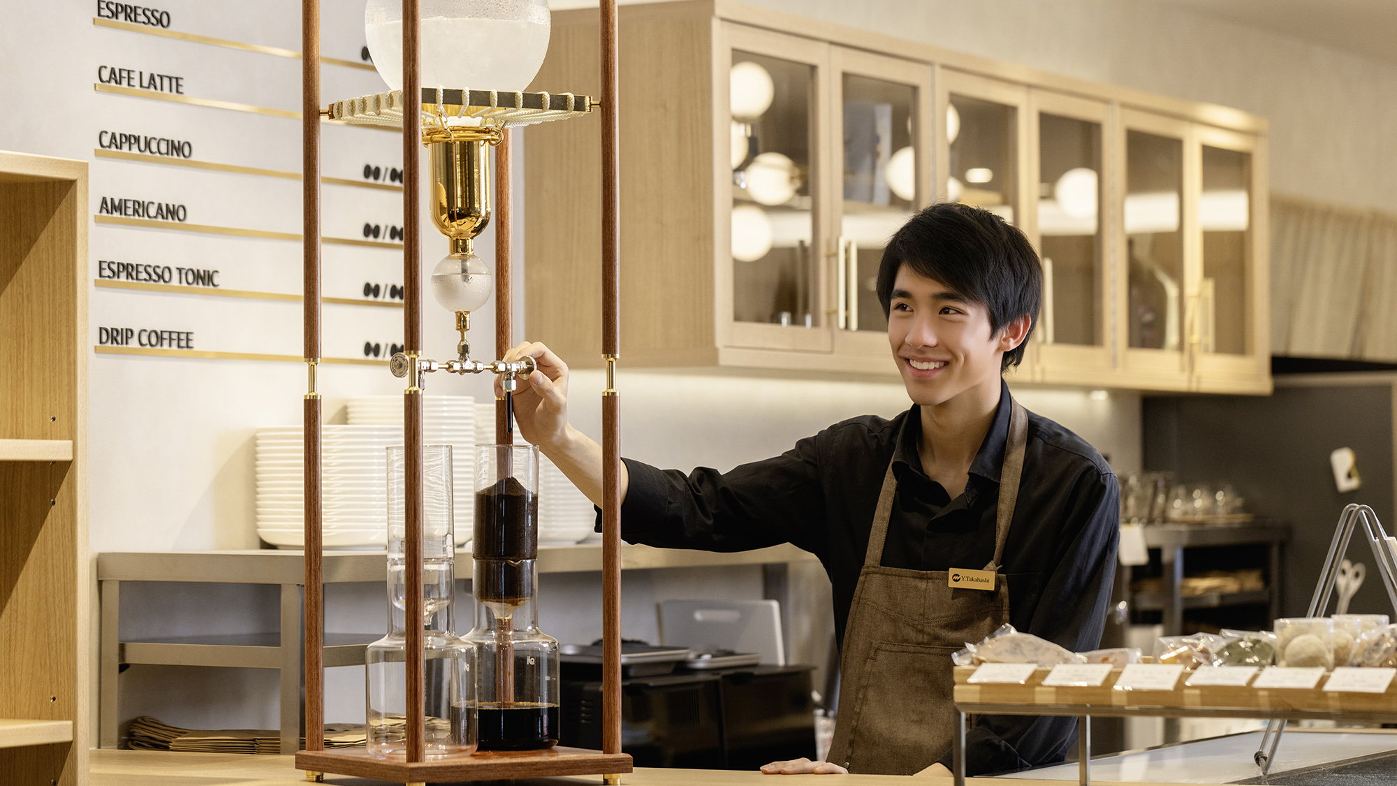 【Roppongi Coffee併設】自家焙煎のスペシャルティコーヒーを、香り高く丁寧にご提供