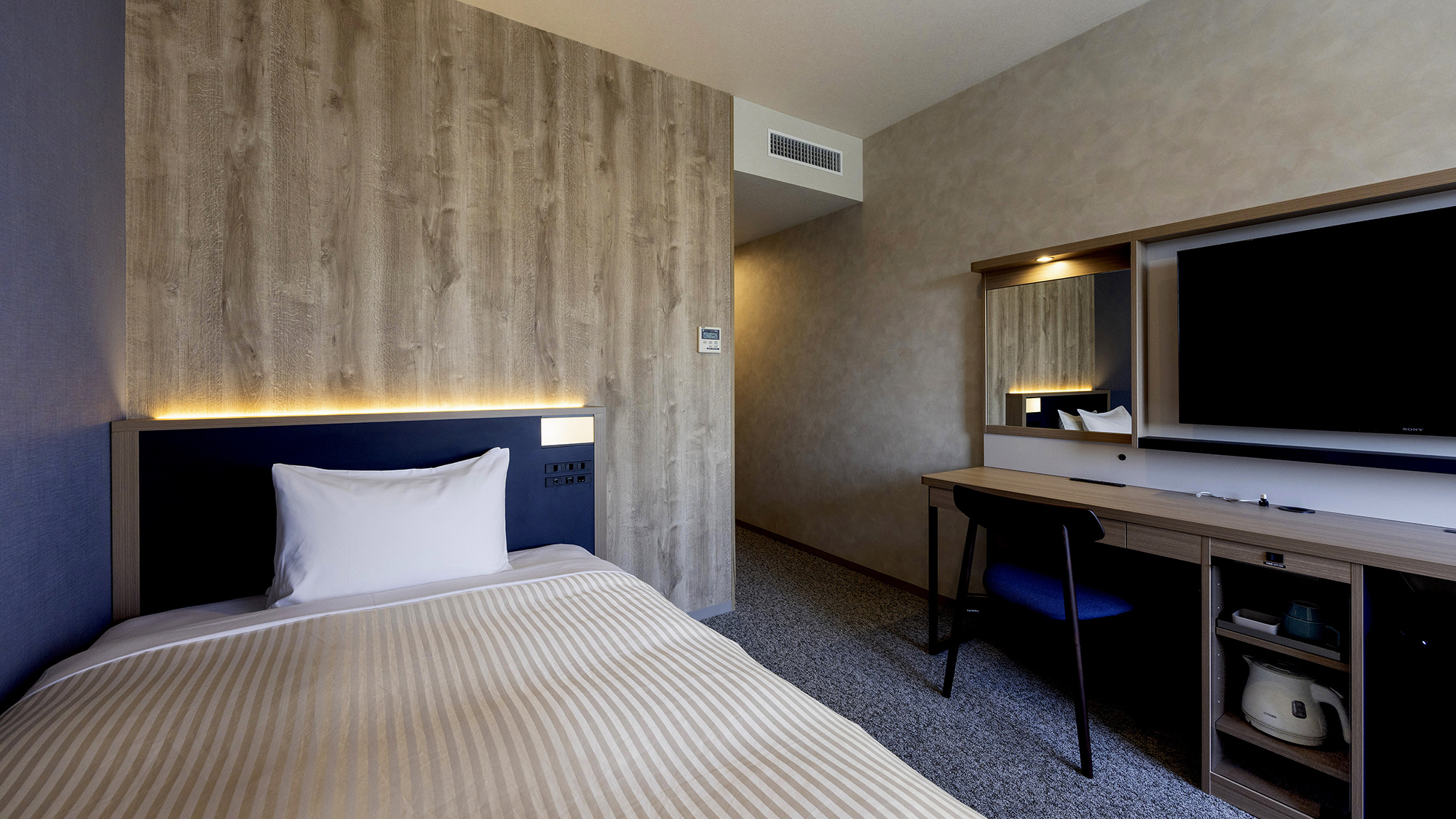 【DXシングル】17平米/セミダブルベッド（122cm幅）寛ぎをプラスした快適空間。