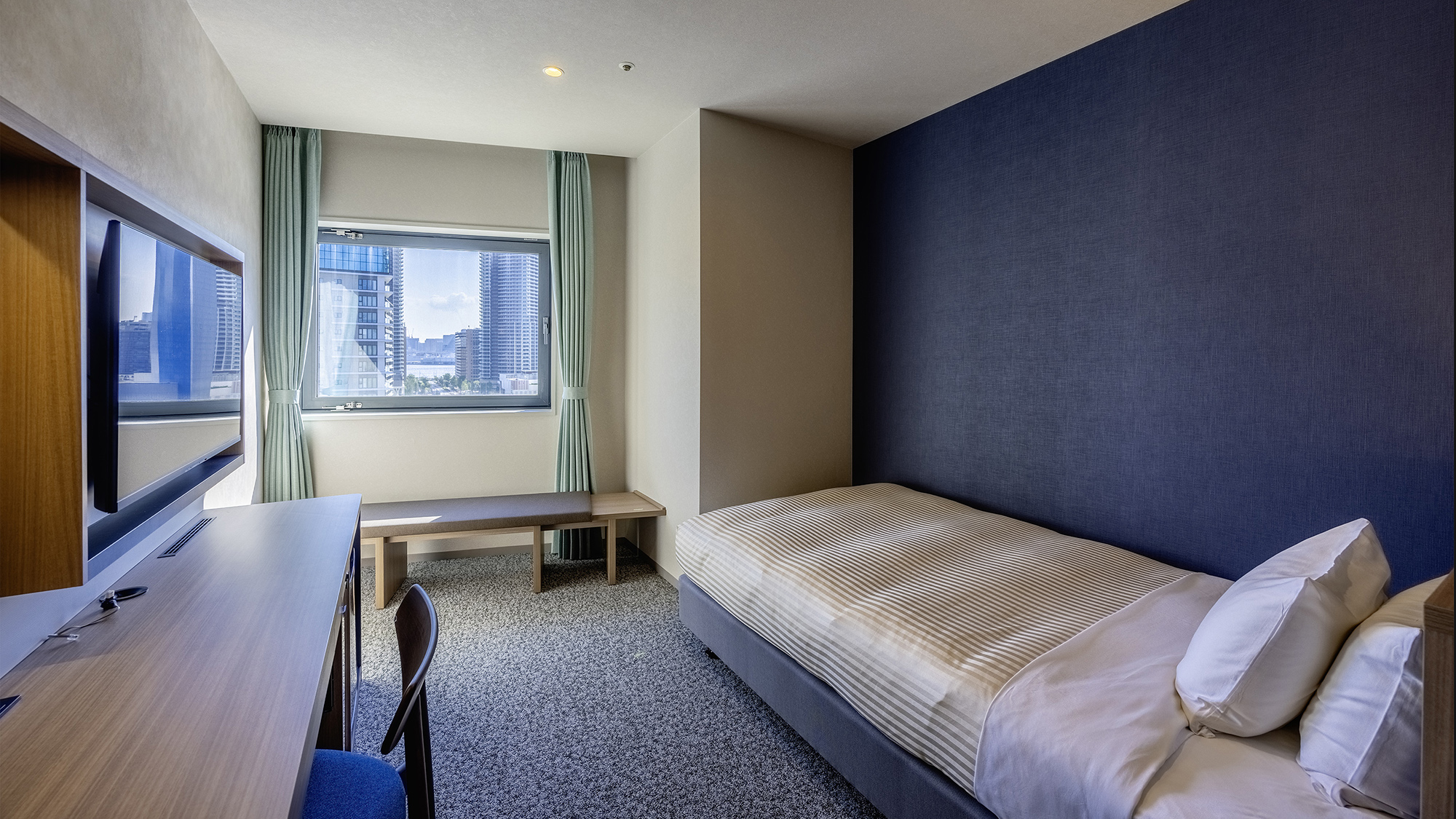 【DXシングル】17平米/セミダブルベッド（122cm幅）+自分時間を愉しむロングベンチ付