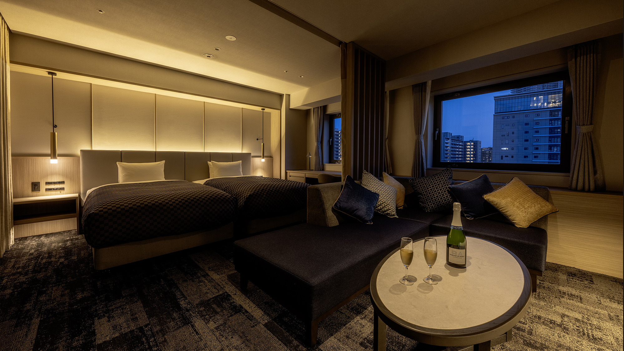 【スイート】ワイドサイズのベッドやソファを配し、心地よさを追求。上質なくつろぎを演出します。