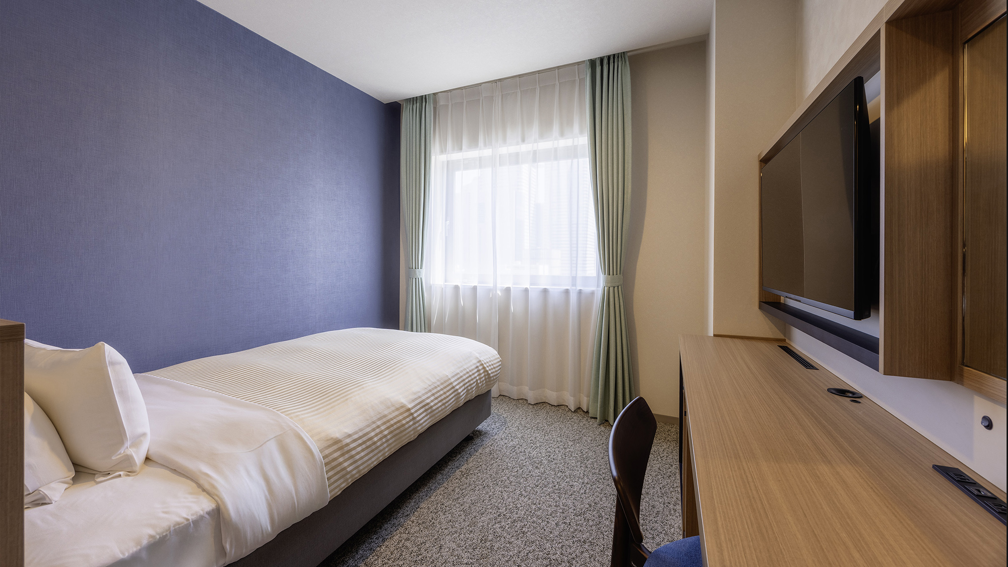 【シングル】15㎡/122cm幅のセミダブルベッドをご用意