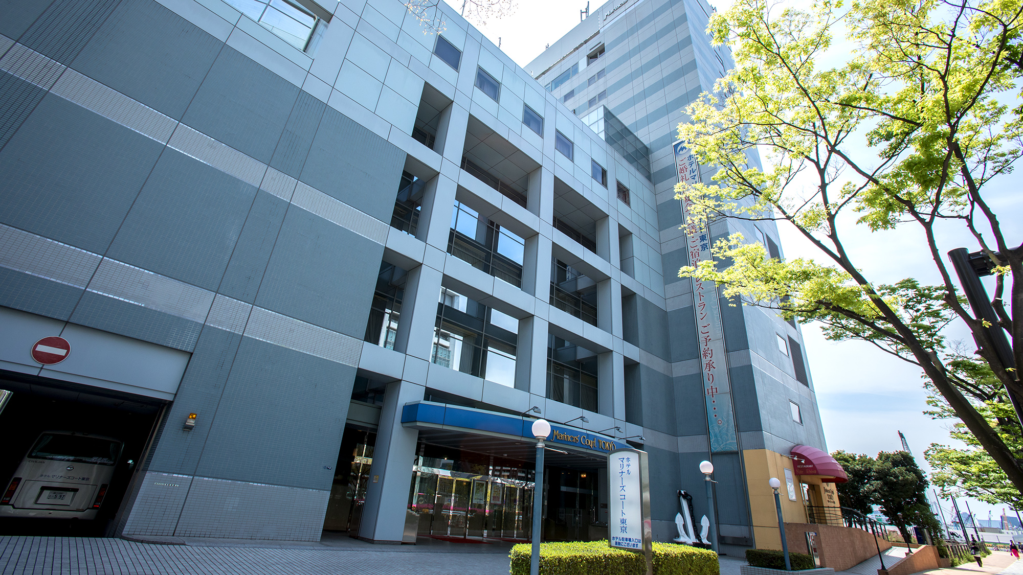  【外観】東京駅よりバスで直通20分！ホテル前にバス停があり移動もラクラク！近隣にコンビニ多数あり♪