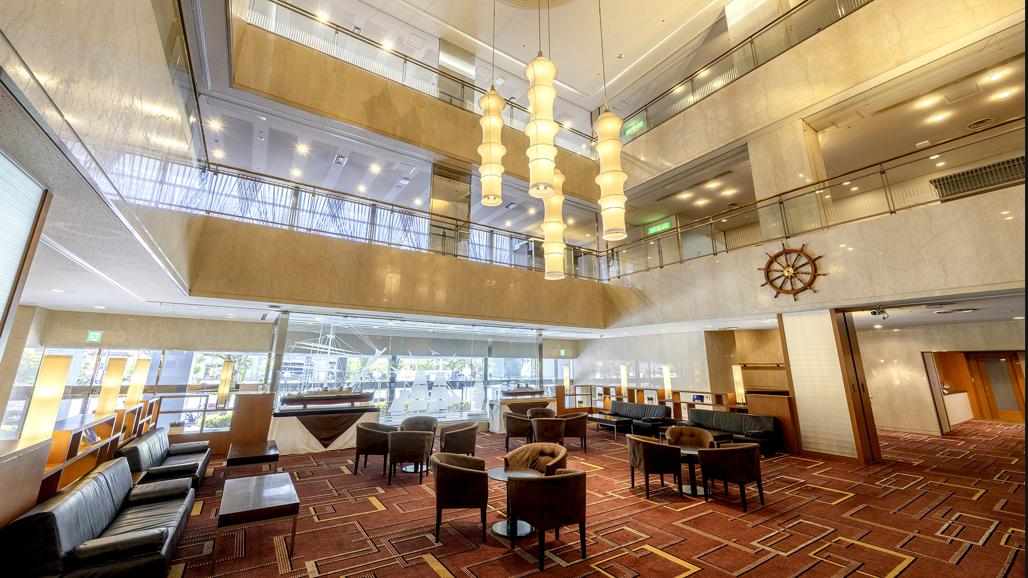 【ロビー】明るく開放的な空間。お待ち合わせなどお気軽にご利用くださいませ。