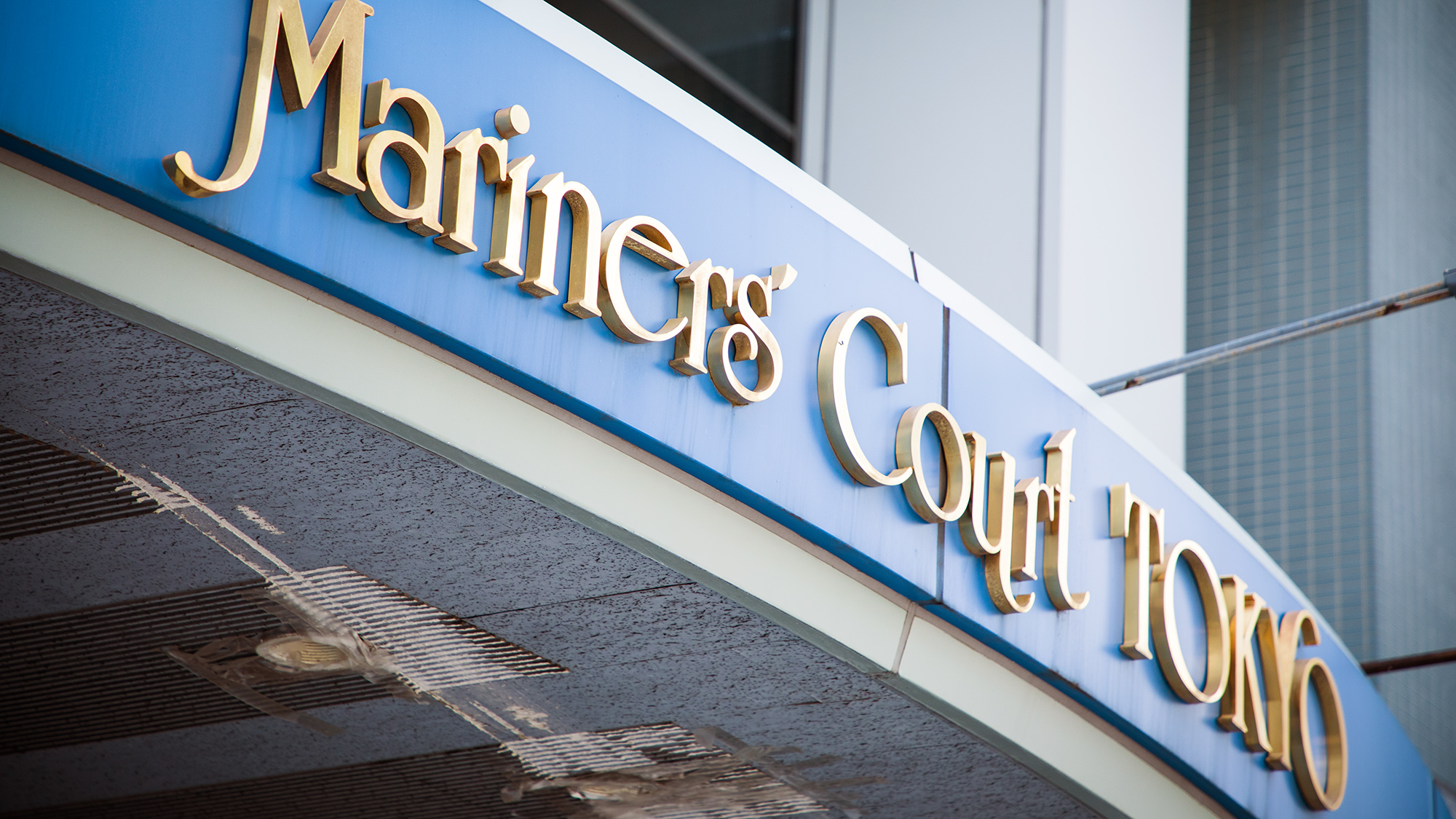  【外観】東京駅よりバスで直通20分！ホテル前にバス停があり移動もラクラク！近隣にコンビニ多数あり♪