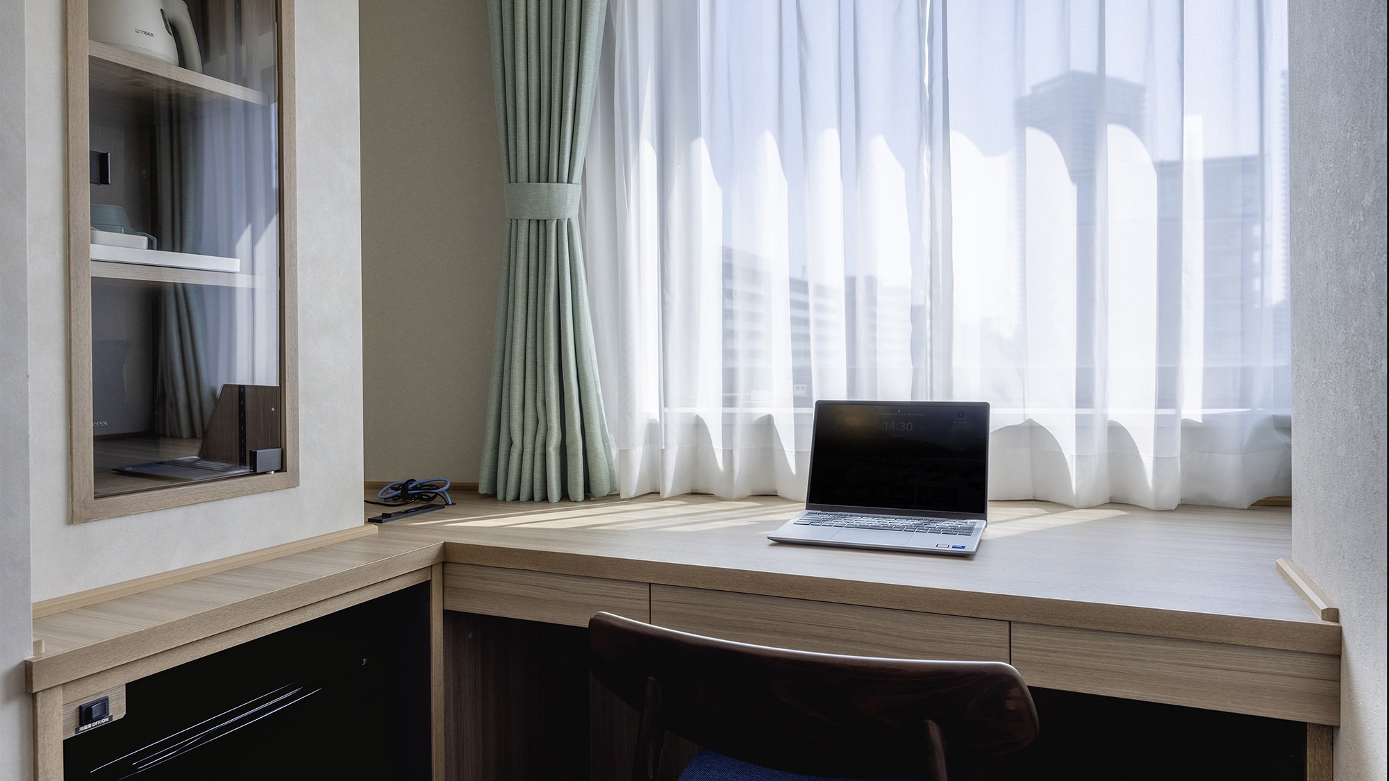 【DXツイン】ビジネス利用にも便利なデスクもございます。