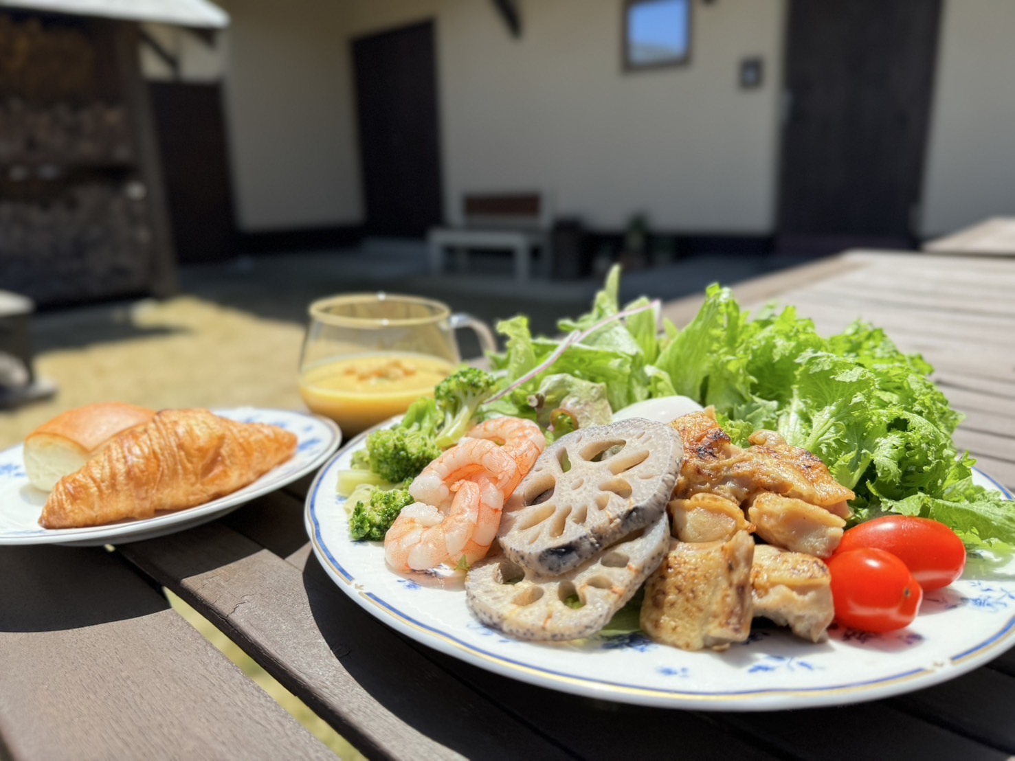 ご朝食はお客様ご自身で盛り付けるオリジナルサラダ（※盛り付けは一例です）