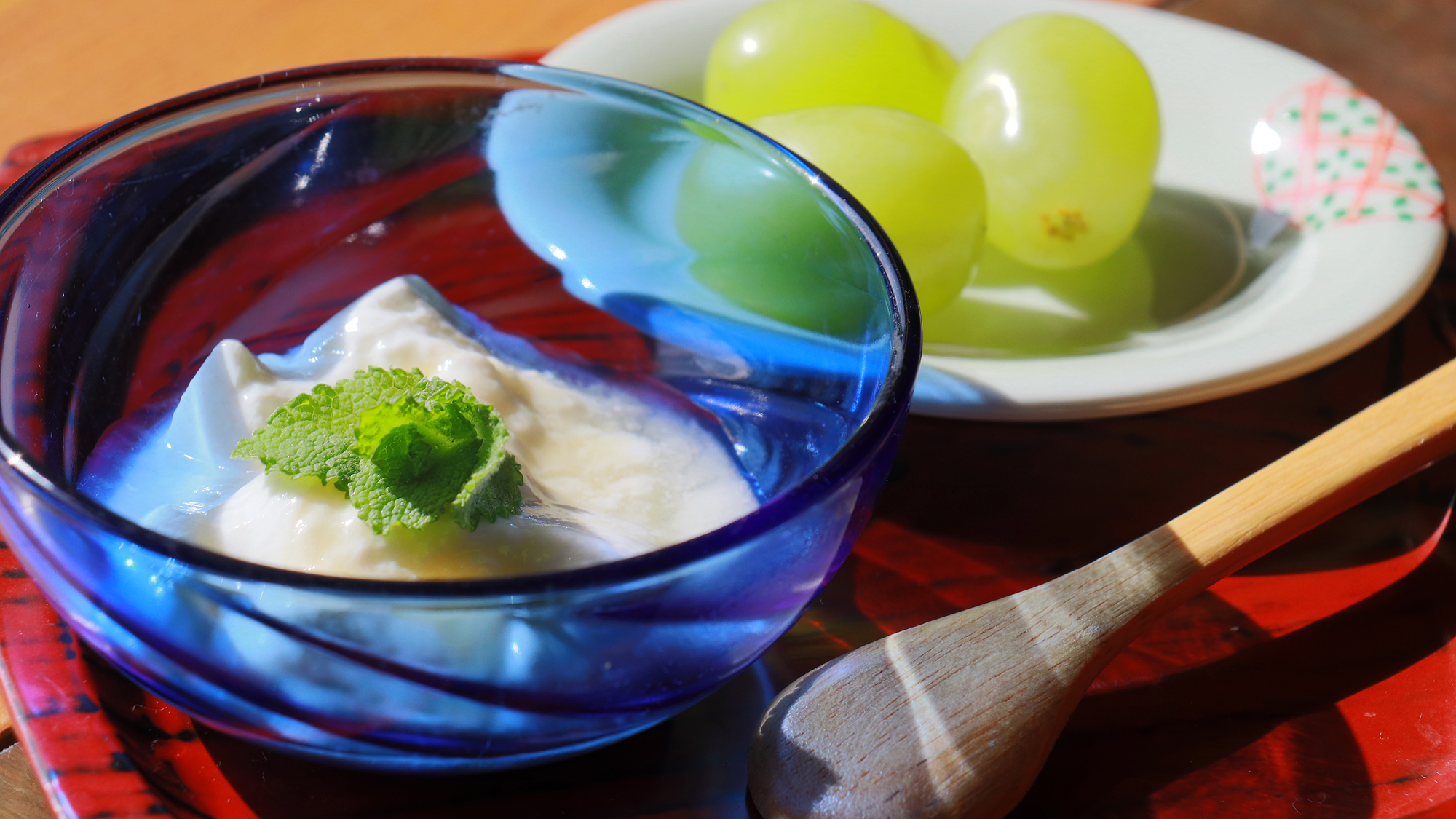 【朝食】 ヨーグルトと季節のフルーツ