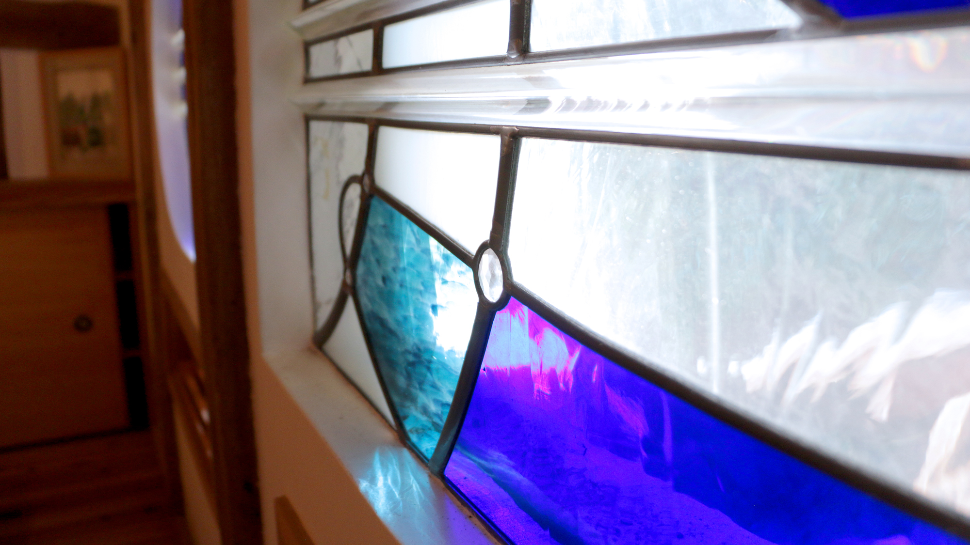 【離れー蔵】 美しいステンドグラス調の窓