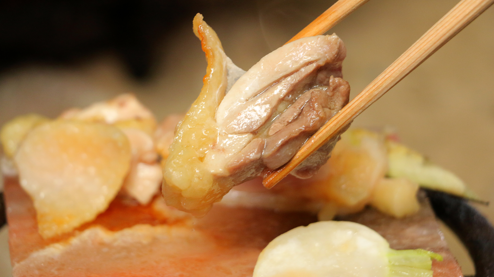 【大和肉鶏-里山御膳】岩塩プレートで焼事で肉本来の旨味と甘味が引き出されます