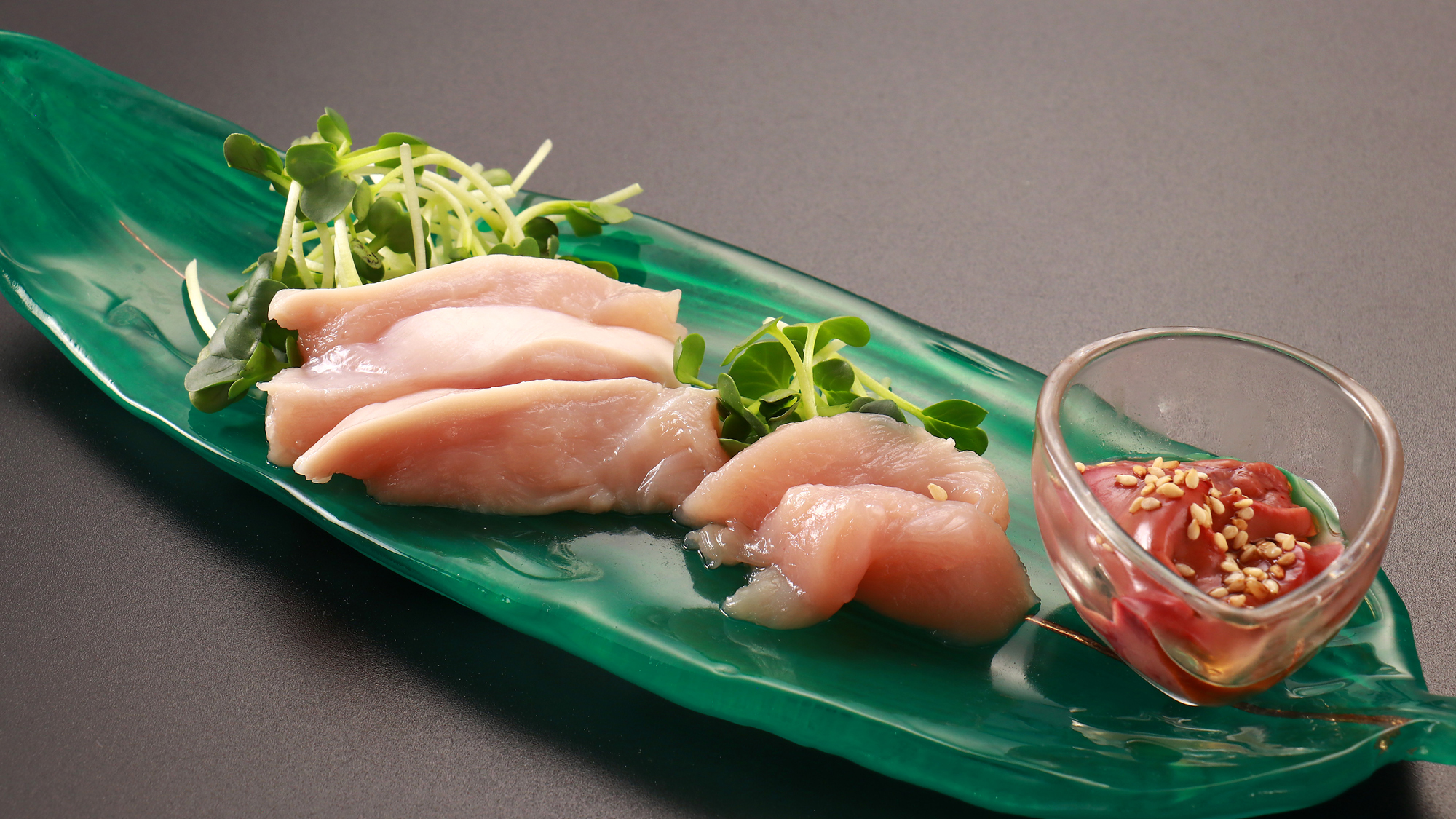 【大和肉鶏ー里山御膳】 新鮮な鶏の刺し身