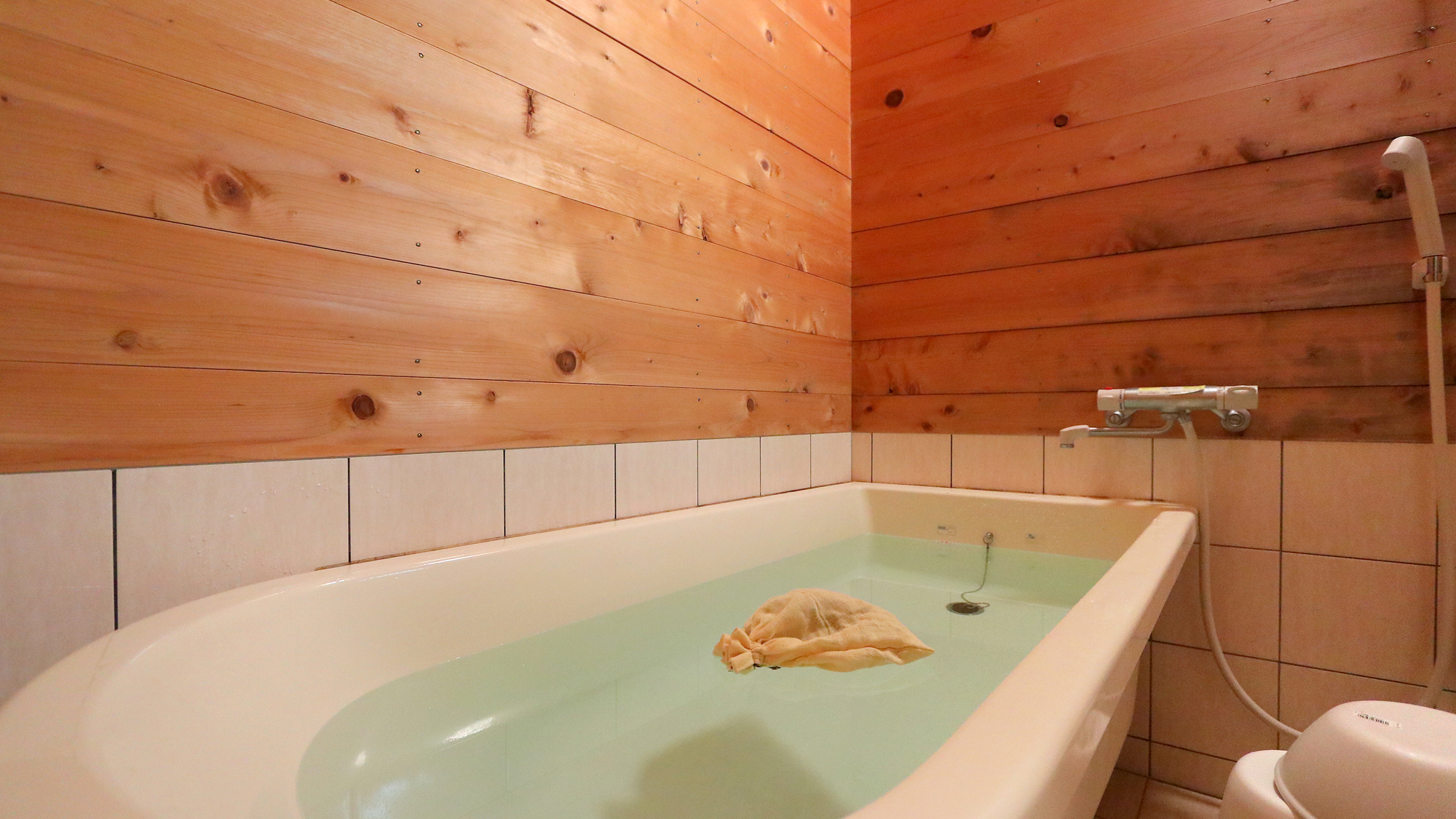 【離れー蔵】 湯船に薬草袋を浮かべてご入浴いただけます