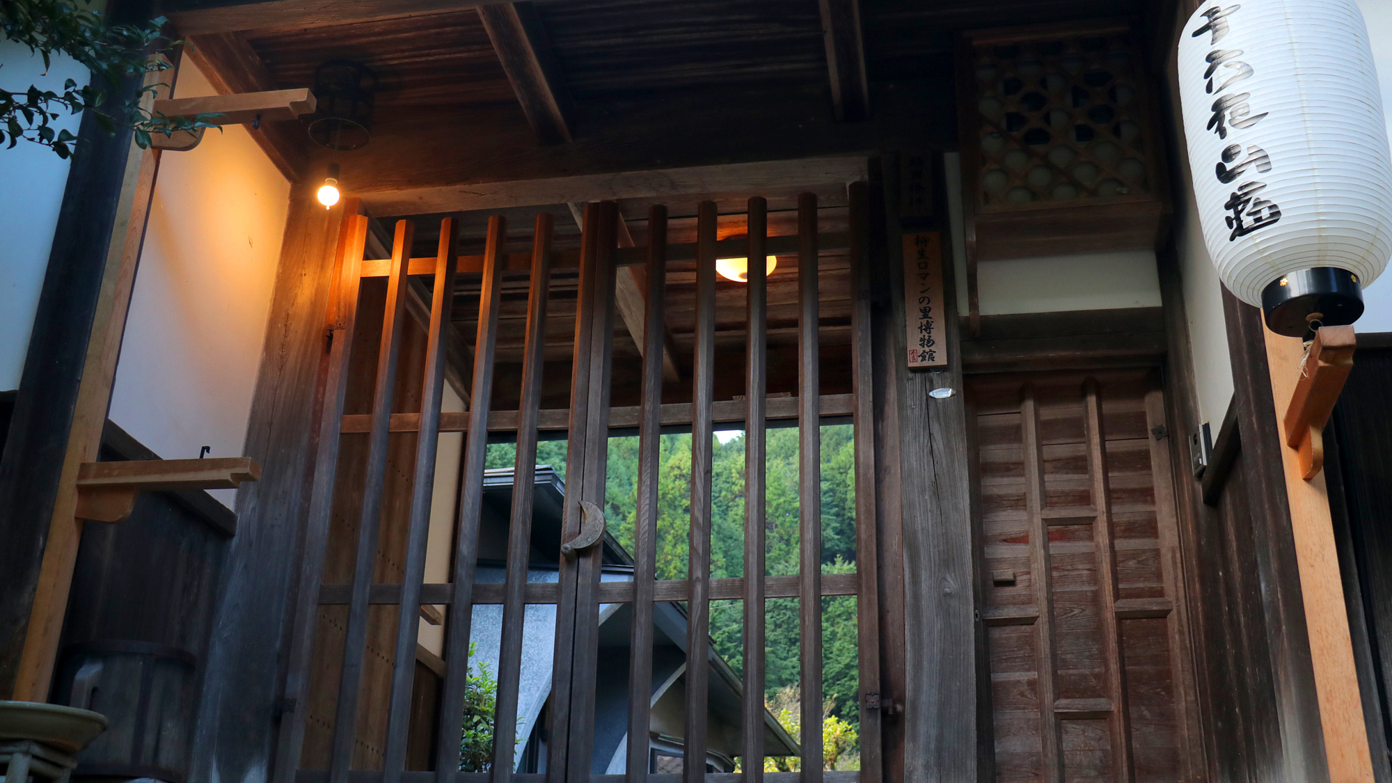 【外観】 門をくぐった先に各棟がございます