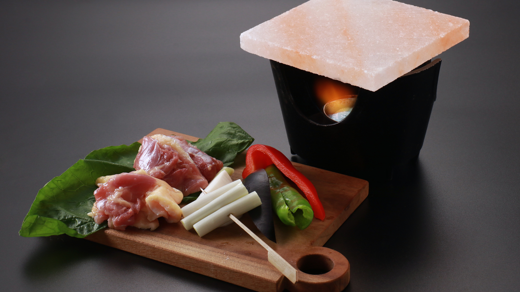 【大和肉鶏ー里山御膳】 岩塩プレートの塩分食材の旨みを引き立てます