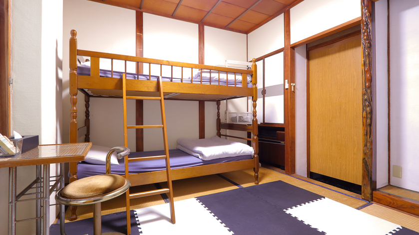【共用風呂】洗面・和式トイレ付 ２段ベッド+布団1組