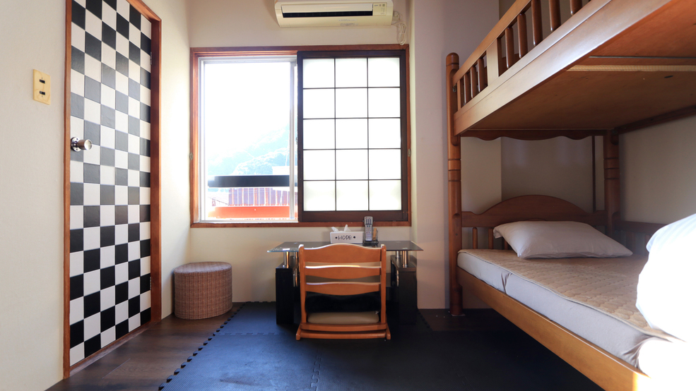 【共用風呂】洗面・和式トイレ付 ２段ベッド+布団1組