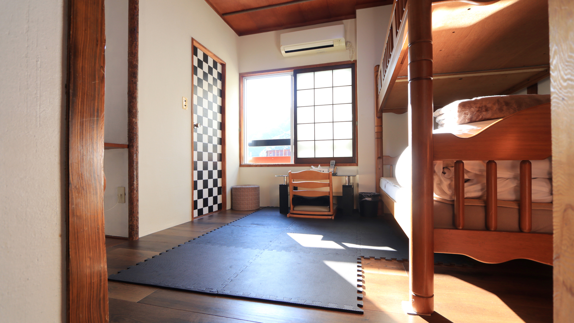 2段ベッド＋布団１組洋室＜洗面・和式トイレ付＞風呂共用最大3名 