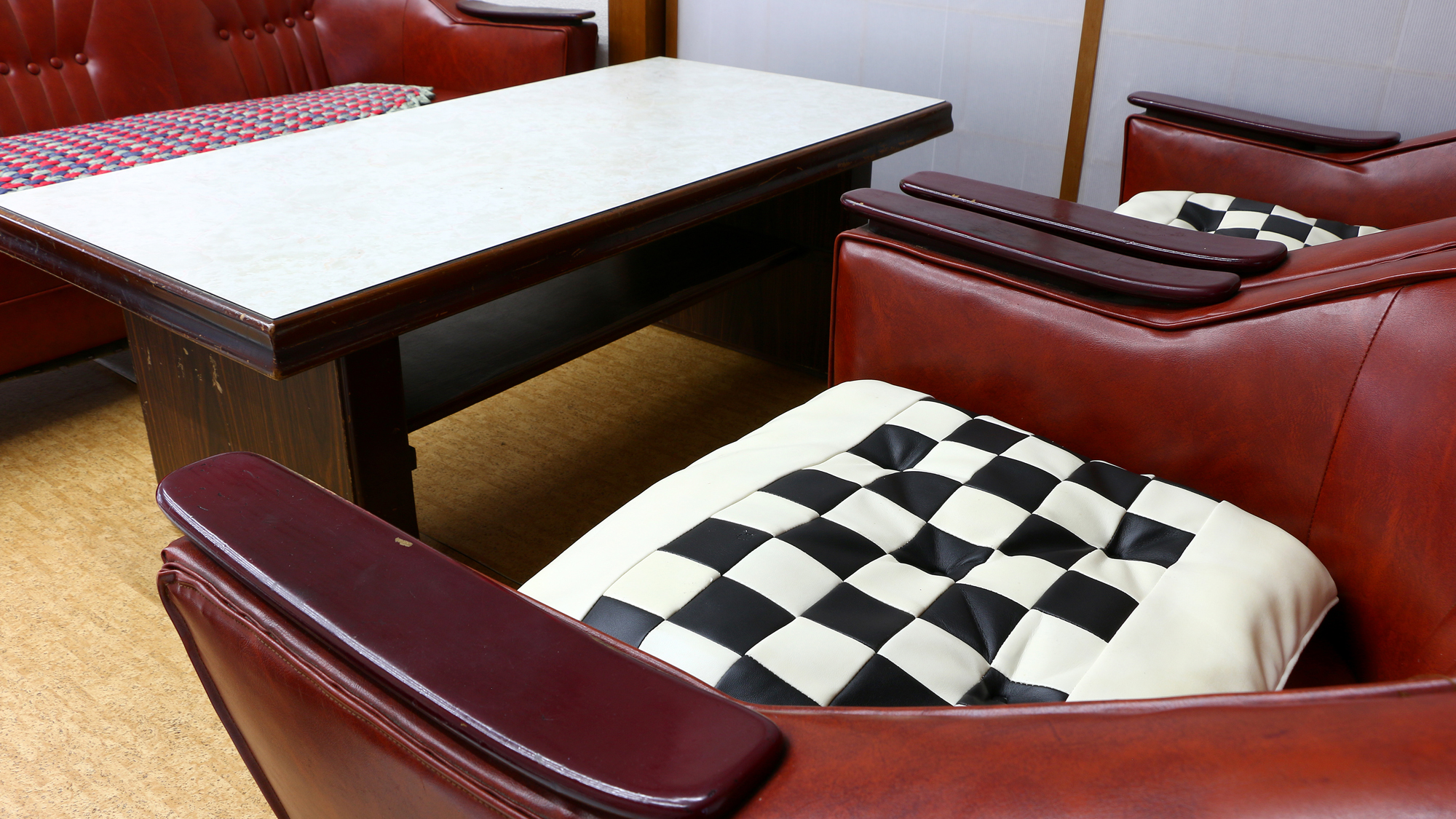 【ホテルかいふ】12畳6名部屋のレトロなソファ