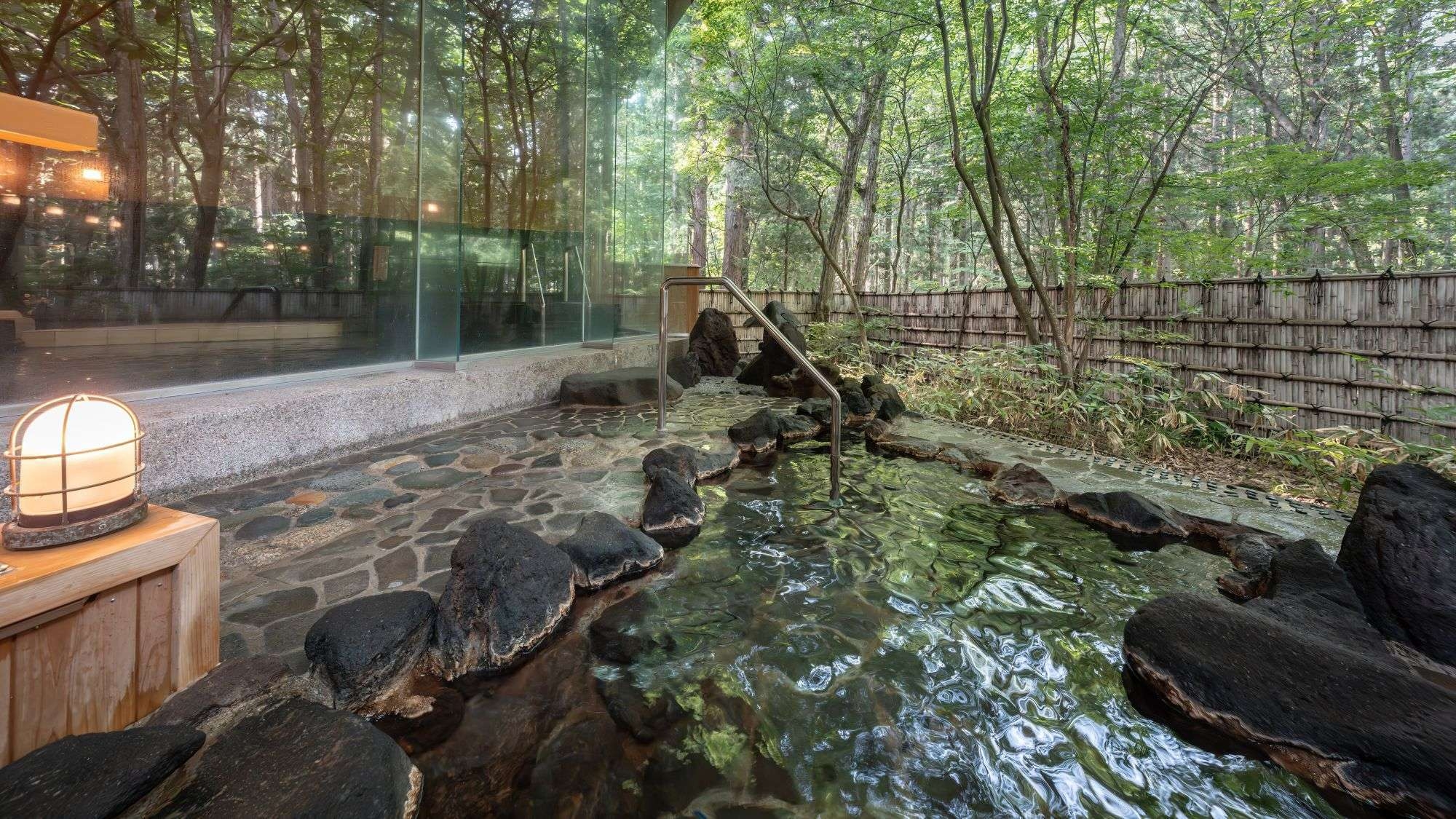 【素泊まりプラン】源泉掛け流し100％の露天風呂と全室離れのお部屋で過ごす森の隠れ家ステイ