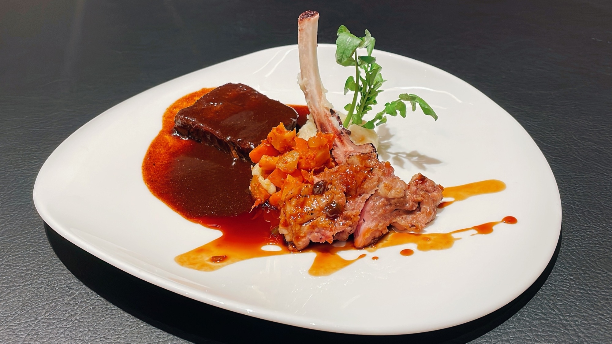 【グレードアップ・肉フレンチ】至福の肉料理〜秋田錦牛or厚切り牛タン＆骨付きポークを堪能（1泊2食）