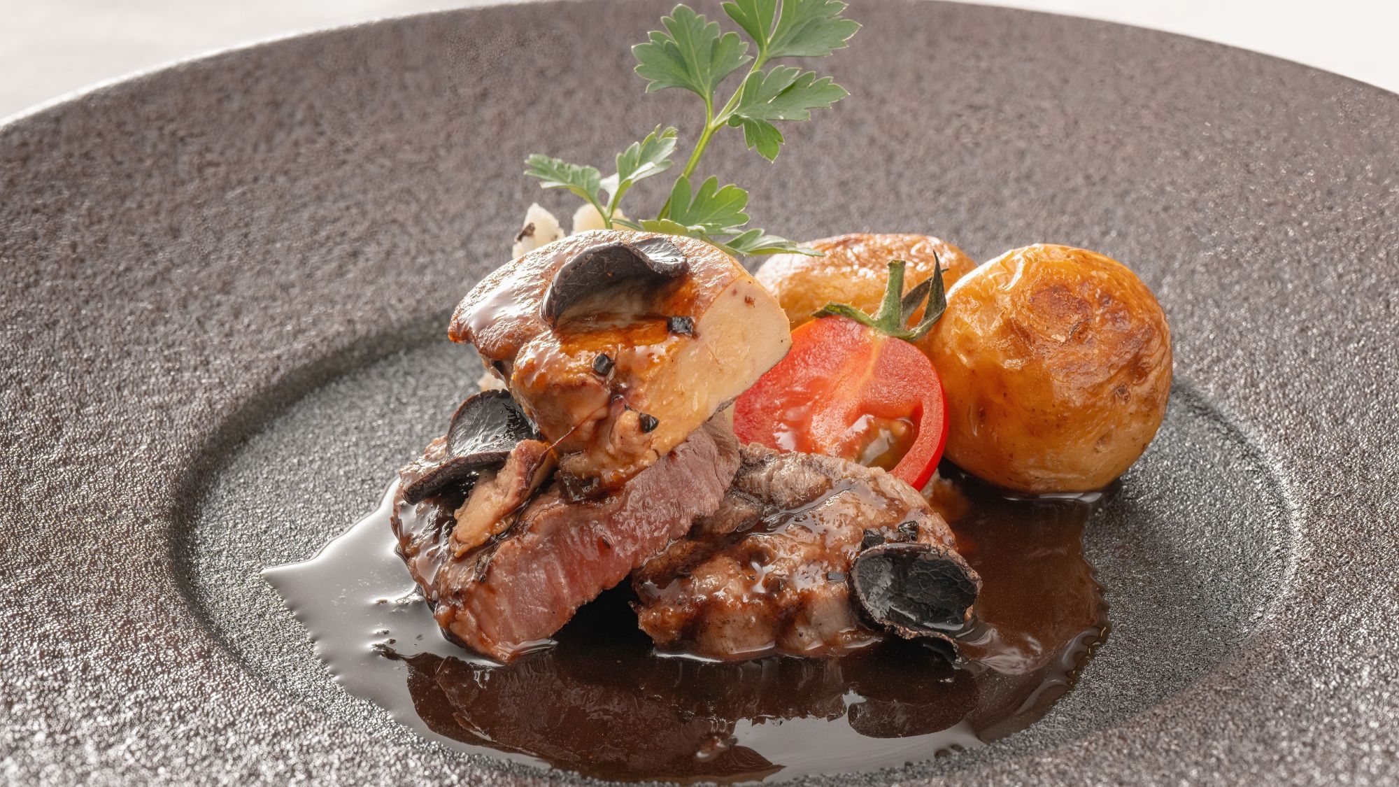 【グレードアップ・肉フレンチ】至福の肉料理〜秋田錦牛or厚切り牛タン＆骨付きポークを堪能（1泊2食）