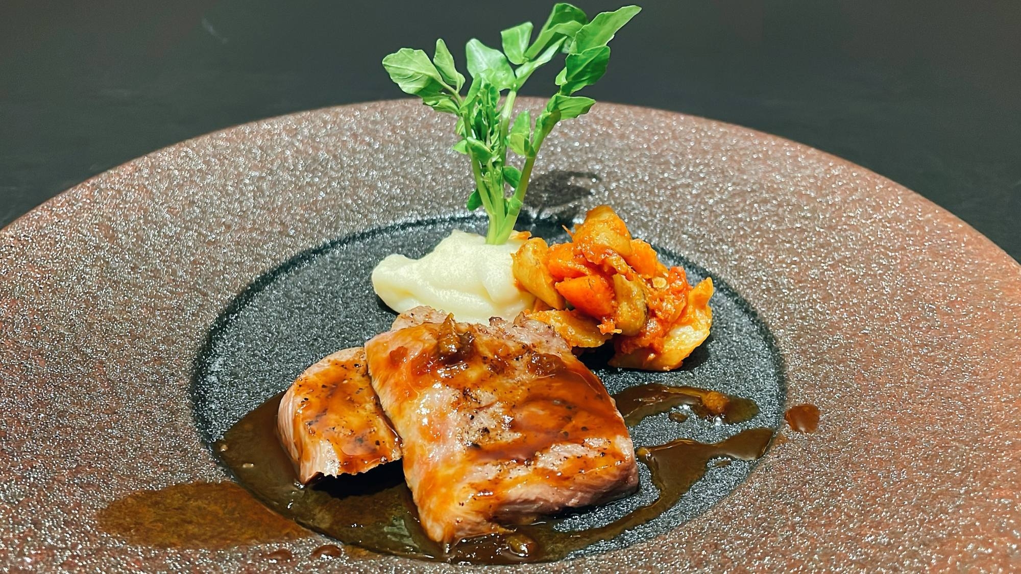 【グレードアップ・肉フレンチ】至福の肉料理〜秋田錦牛or厚切り牛タン＆骨付きポークを堪能（1泊2食）