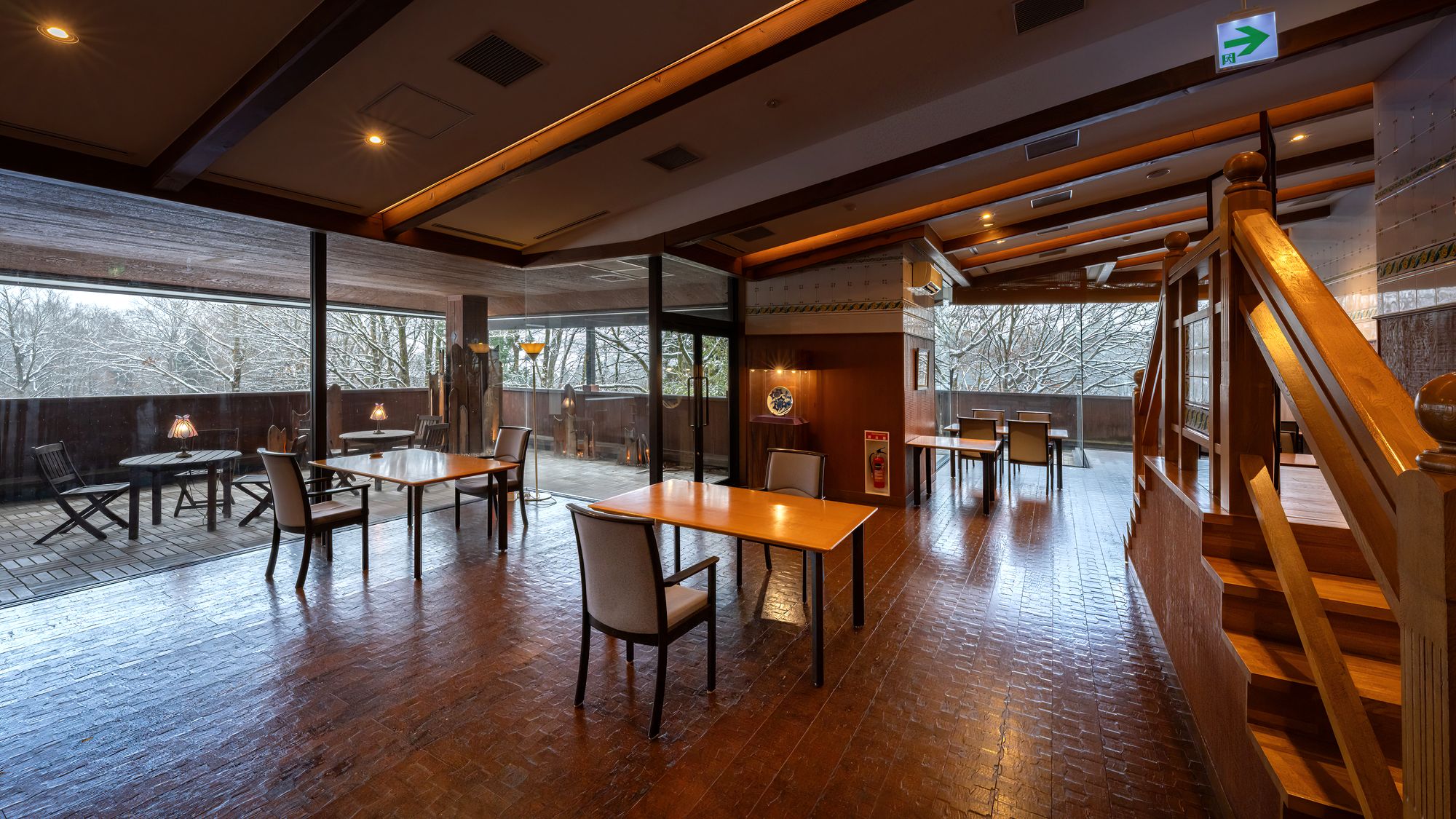 ■レストラン｜座席の間にゆとりをもたせ落ち着いた空間