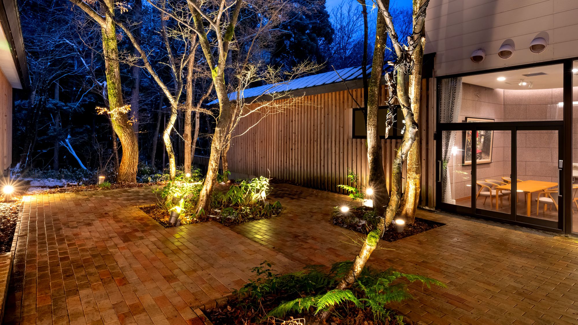 ■中庭｜季節により異なる秋田の自然美をご堪能ください