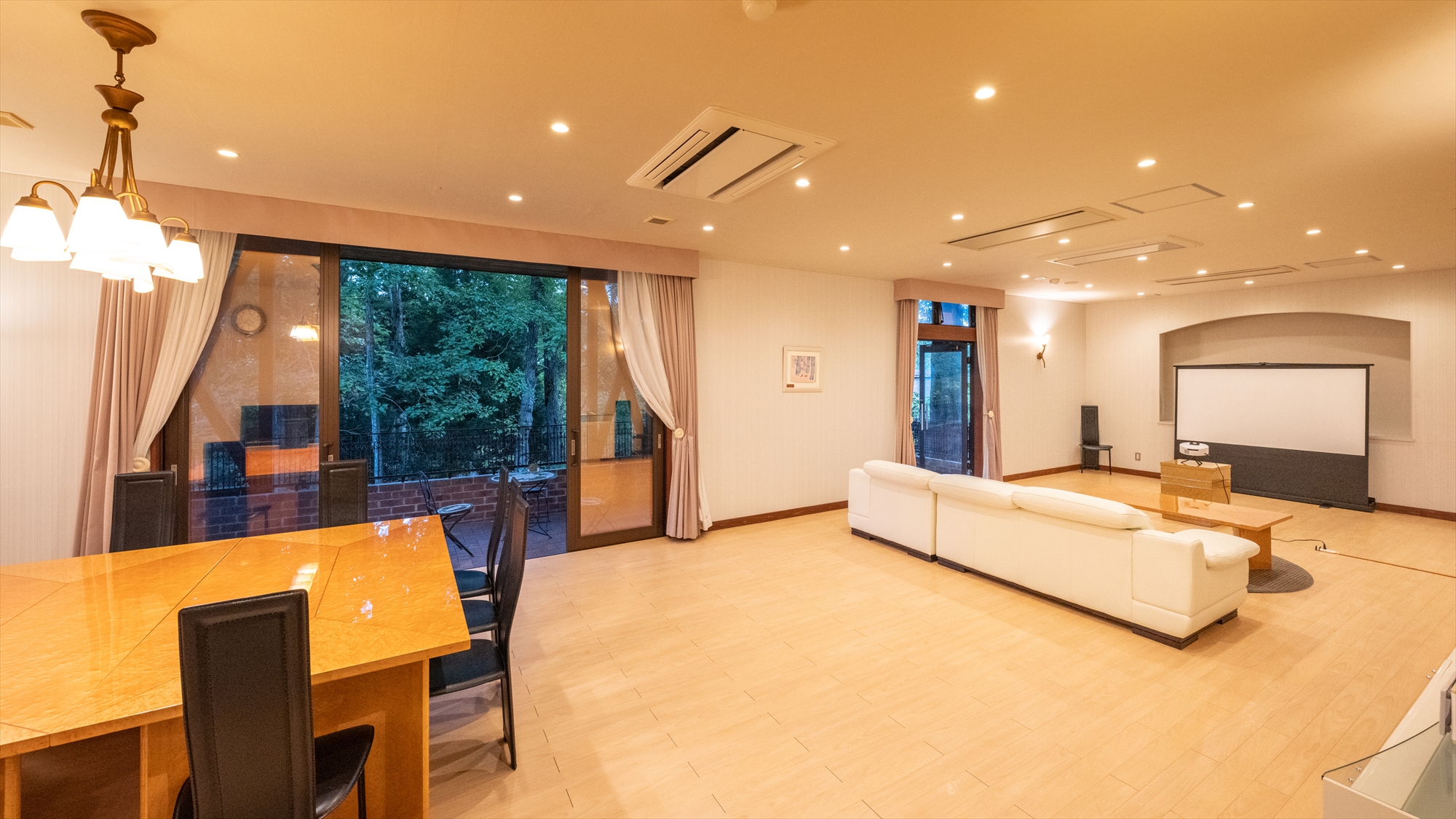 ■ジュニアスイート｜プロジェクターでの映像鑑賞も楽しめるゆとりある70平米のお部屋