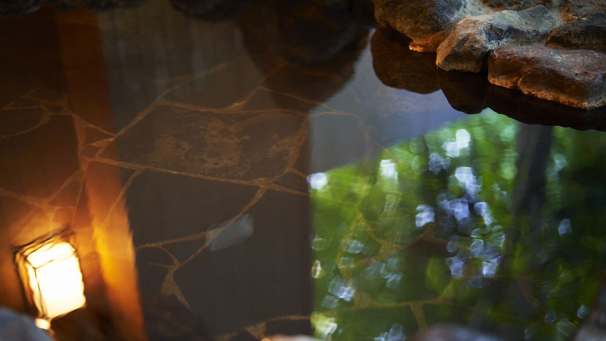 ■露天風呂｜春の新緑、夏の風、秋の紅葉、冬の雪景色と四季折々の自然とともに湯をご堪能ください