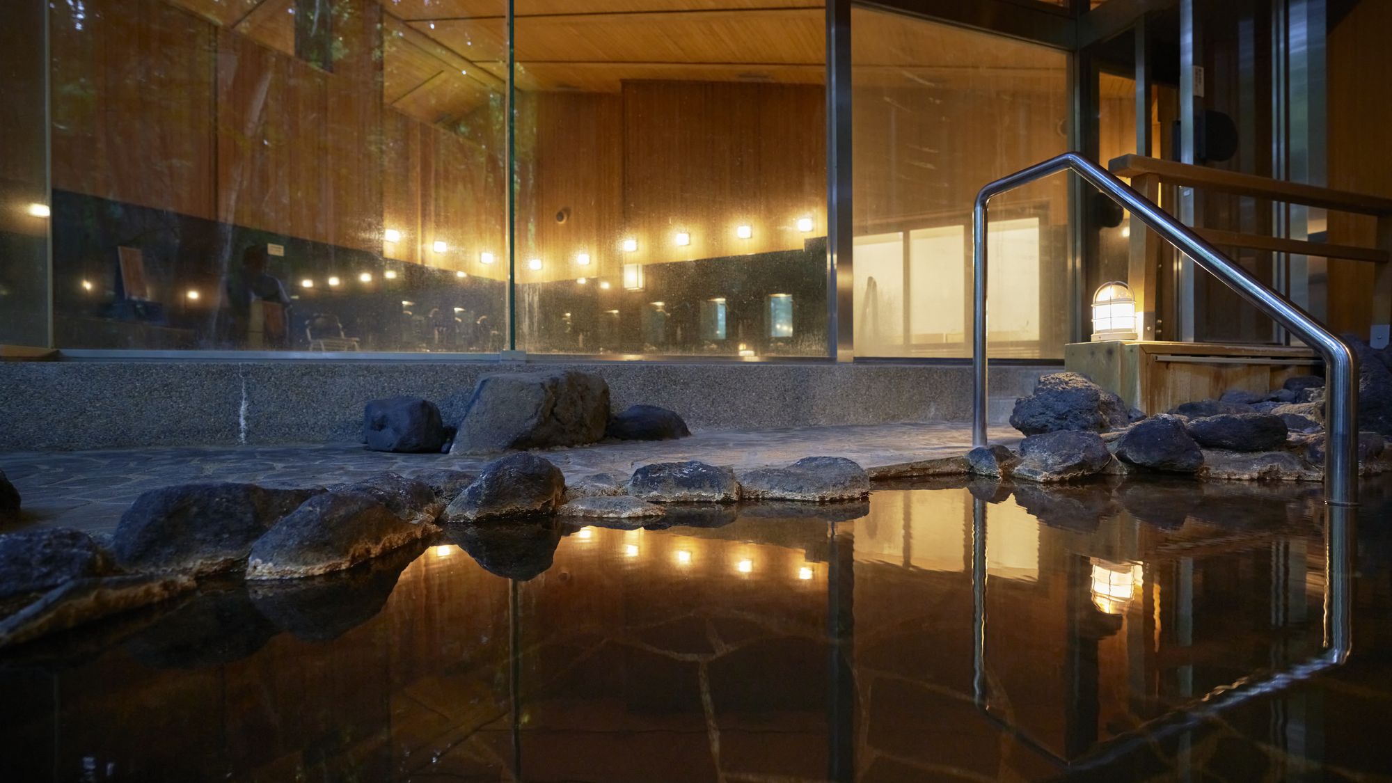 ■露天風呂｜湧き出た源泉そのままの湯が滞留しており、お好みでかき混ぜて湯温を調整いただけます