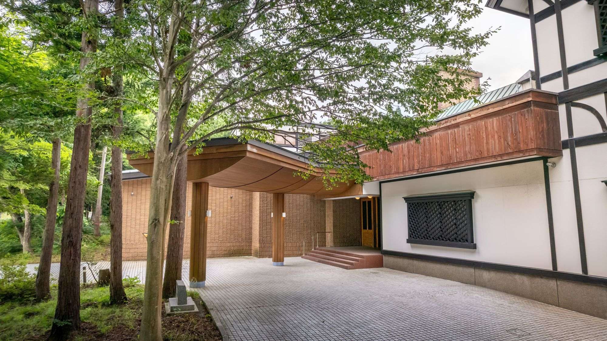 ■外観｜広々とした玄関では車からの荷物の積み下ろしも楽々