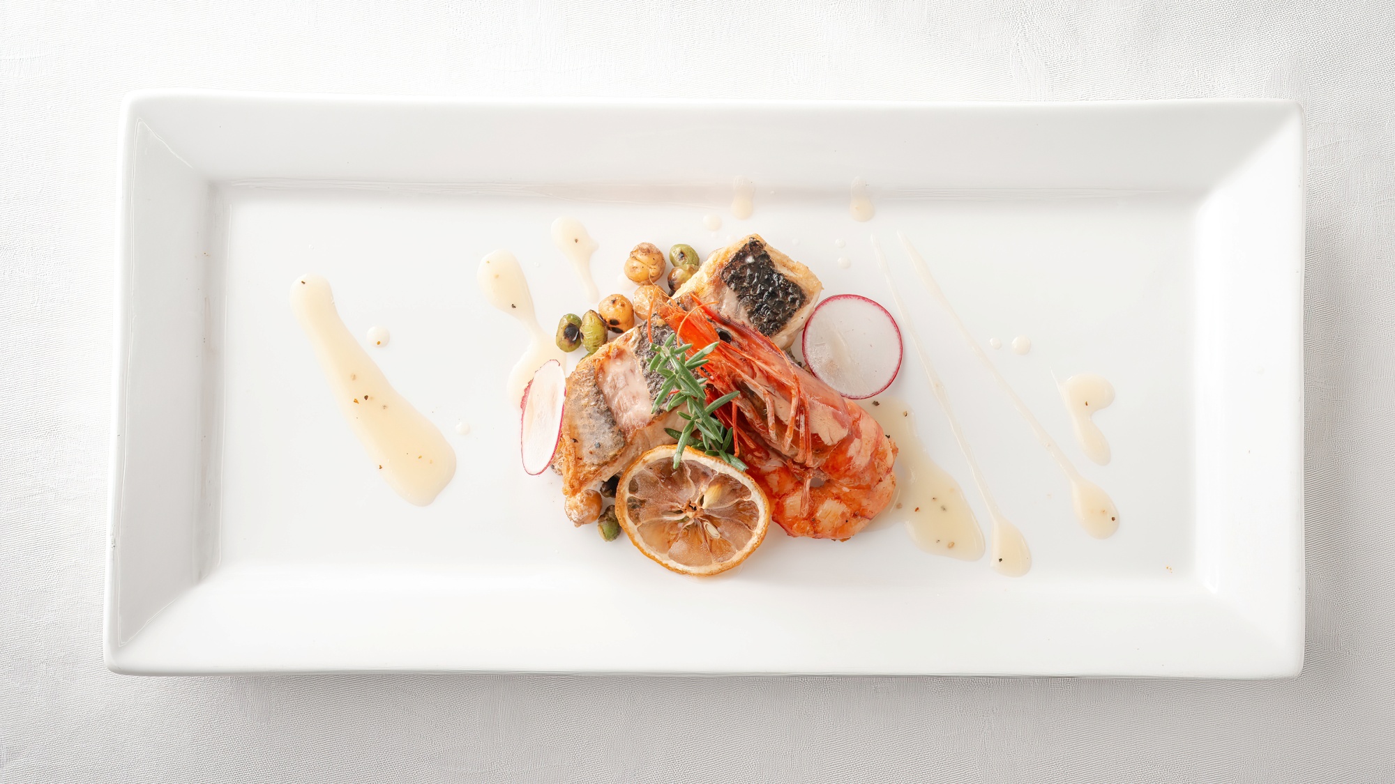 ■ご夕食一例／夏メニュー【天然スズキと車海老のローズマリー焼き　レモンヴィネグレット】