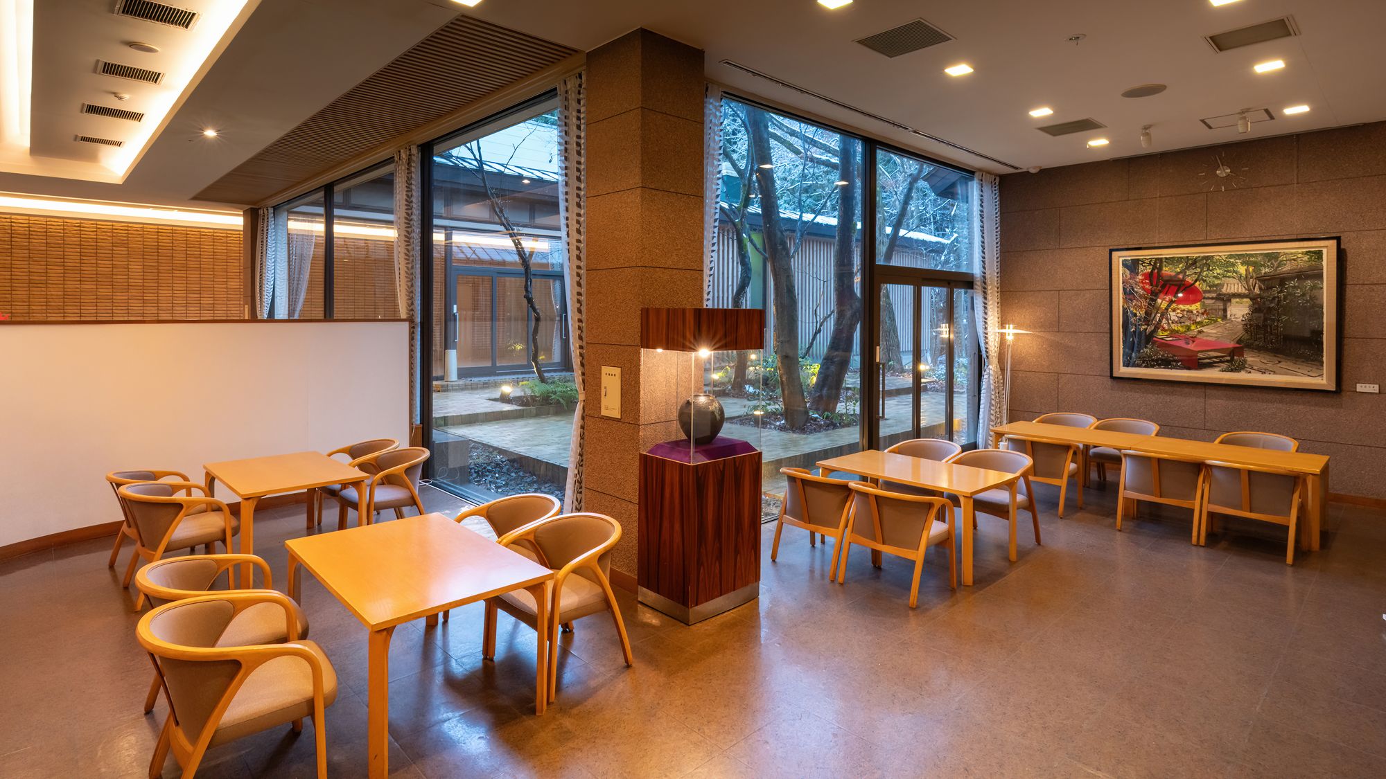 ■ラウンジ｜中庭を見渡せる開放的な空間
