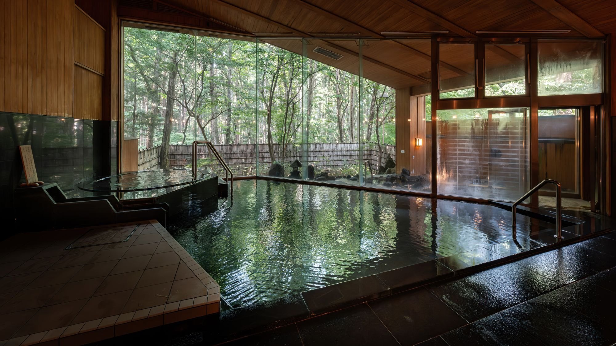 ■大浴場｜自然を眺めながら「秋田美人の湯」をご堪能ください
