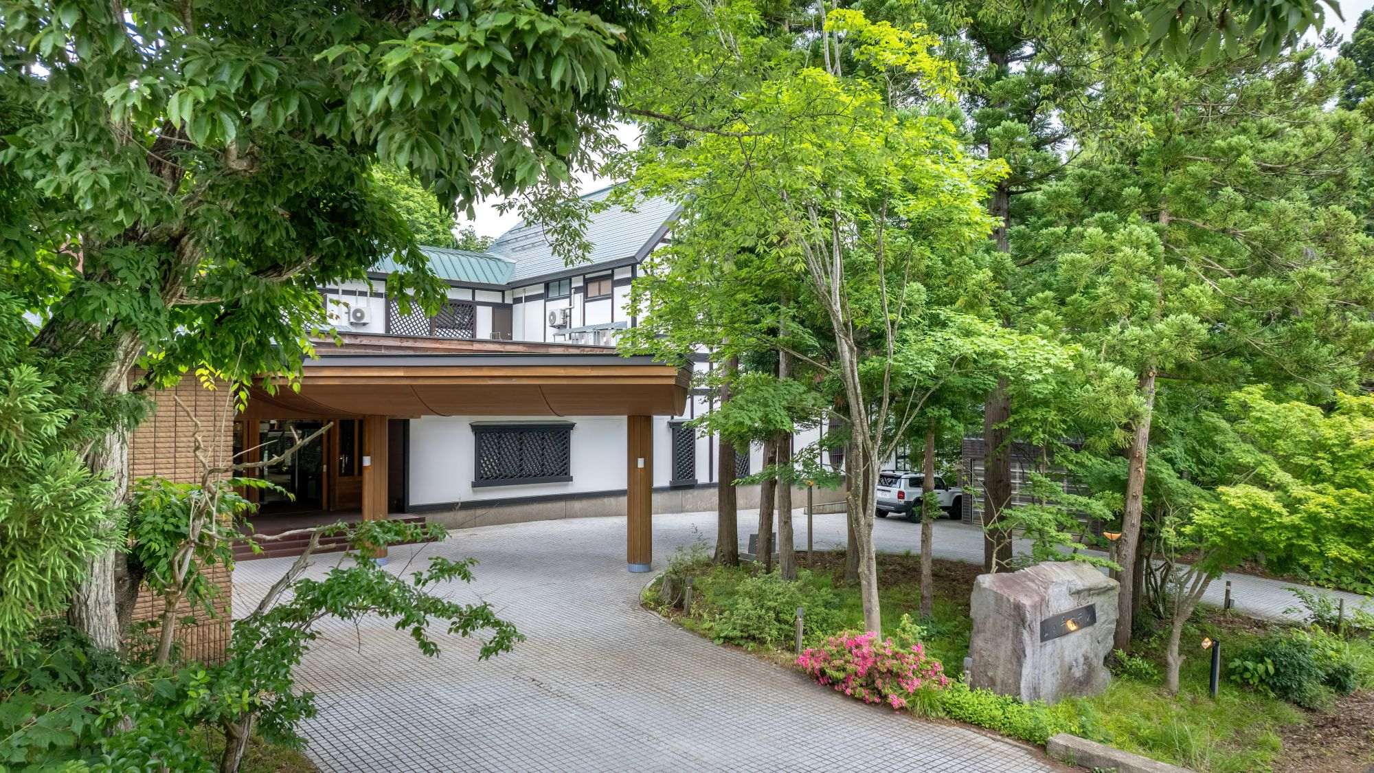 ■外観｜四季折々の美しい景色で非日常の時間をお過ごしください