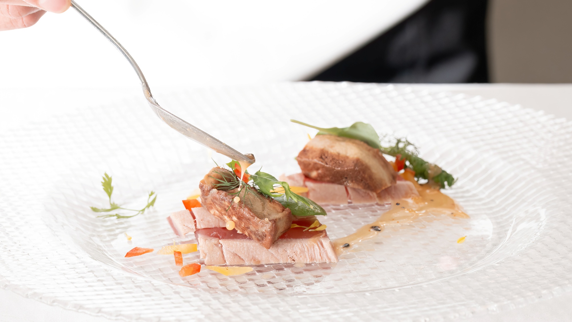 ■ご夕食一例／夏メニュー【マグロとフォワグラの炙り　ロッシーニ風　初夏のサラダ仕立て】