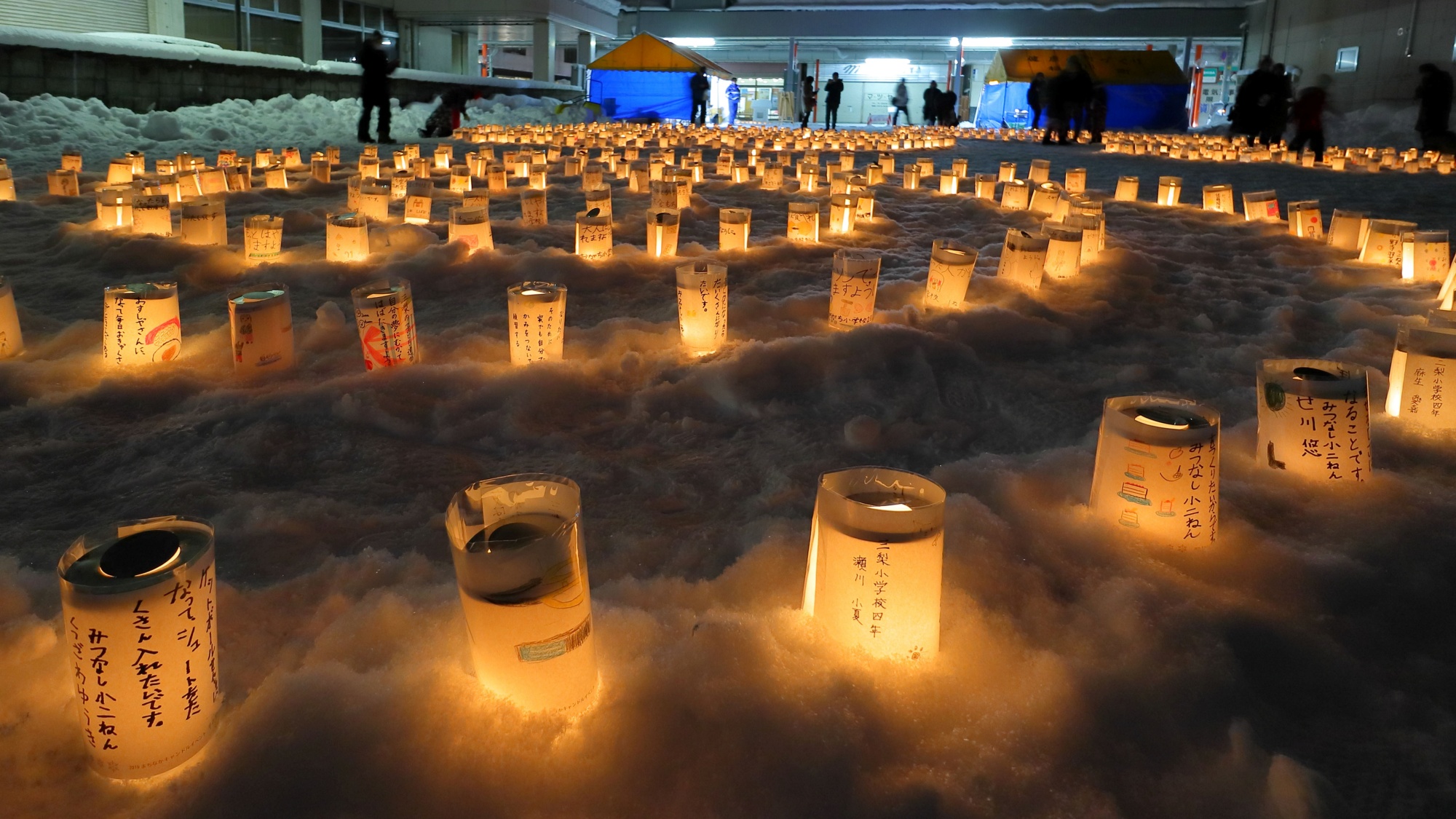 ■周辺観光｜『犬っこまつり』夜はキャンドルが会場を照らします